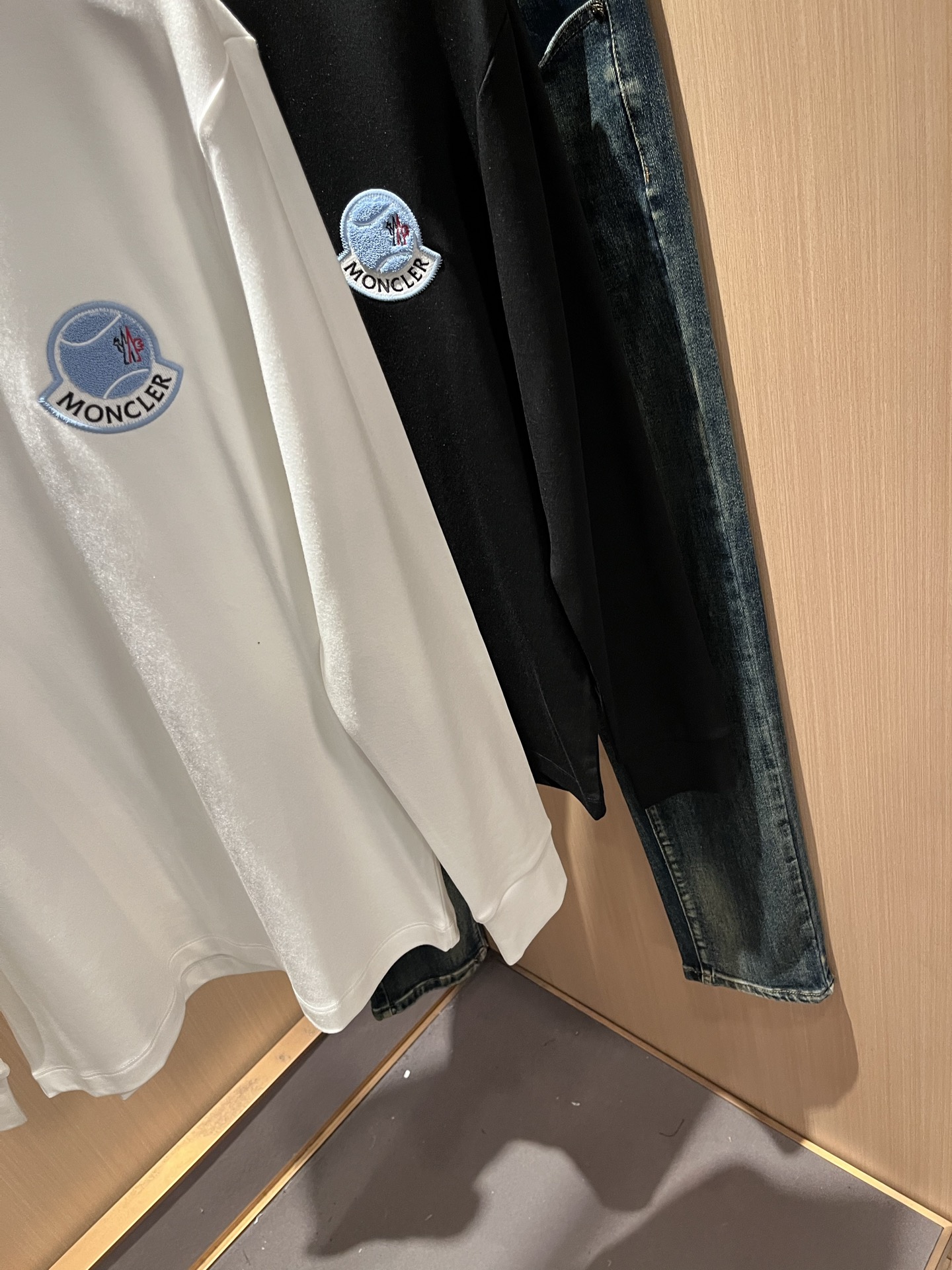 Moncler蒙口2025秋冬新款贸易订单长袖打底衫，全品相！！网红款！胸前logo图案刺绣设计！上身舒