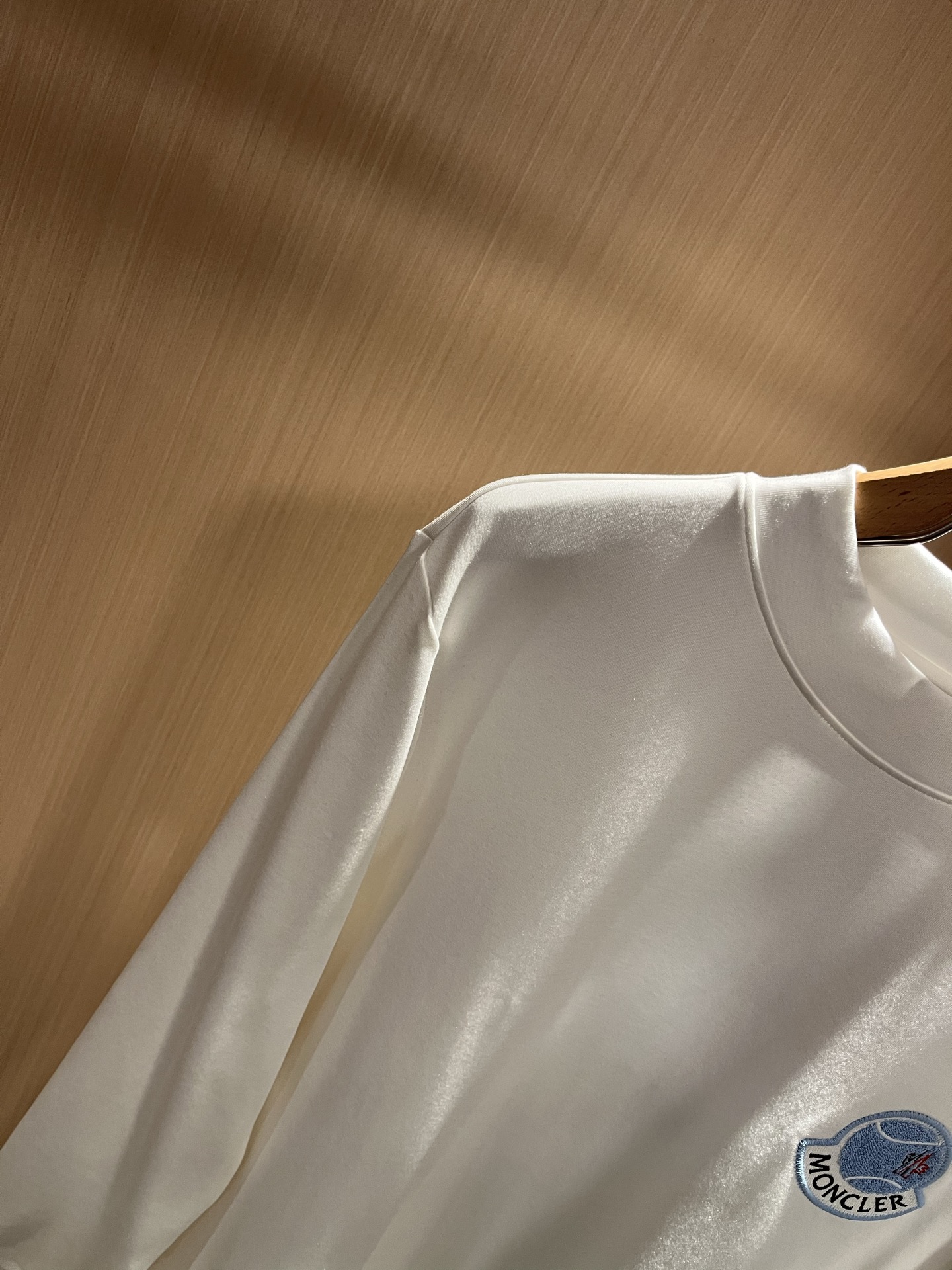 Moncler蒙口2025秋冬新款贸易订单长袖打底衫，全品相！！网红款！胸前logo图案刺绣设计！上身舒