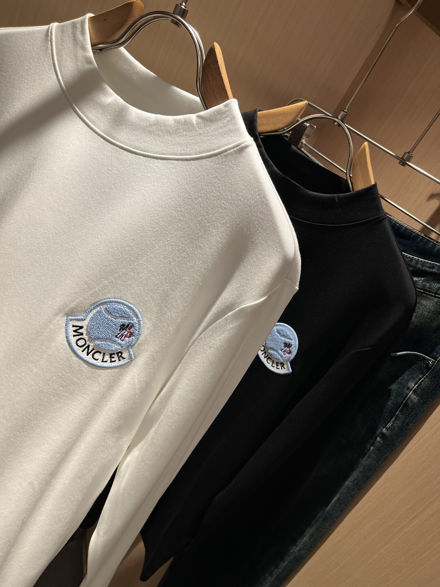 Moncler蒙口2025秋冬新款贸易订单长袖打底衫，全品相！！网红款！胸前logo图案刺绣设计！上身舒