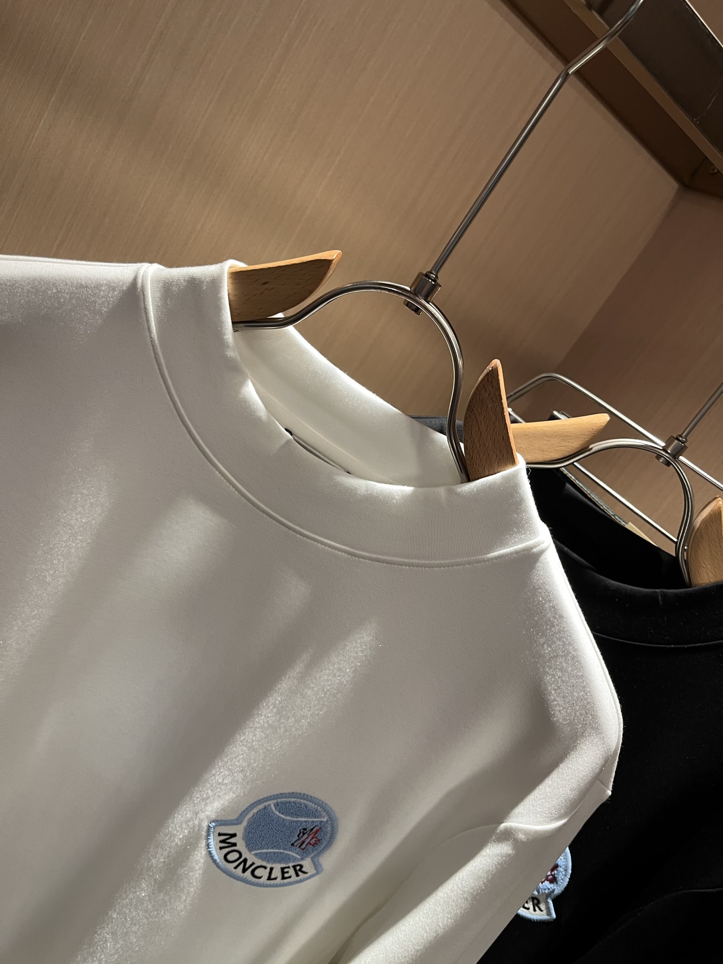 Moncler蒙口2025秋冬新款贸易订单长袖打底衫，全品相！！网红款！胸前logo图案刺绣设计！上身舒