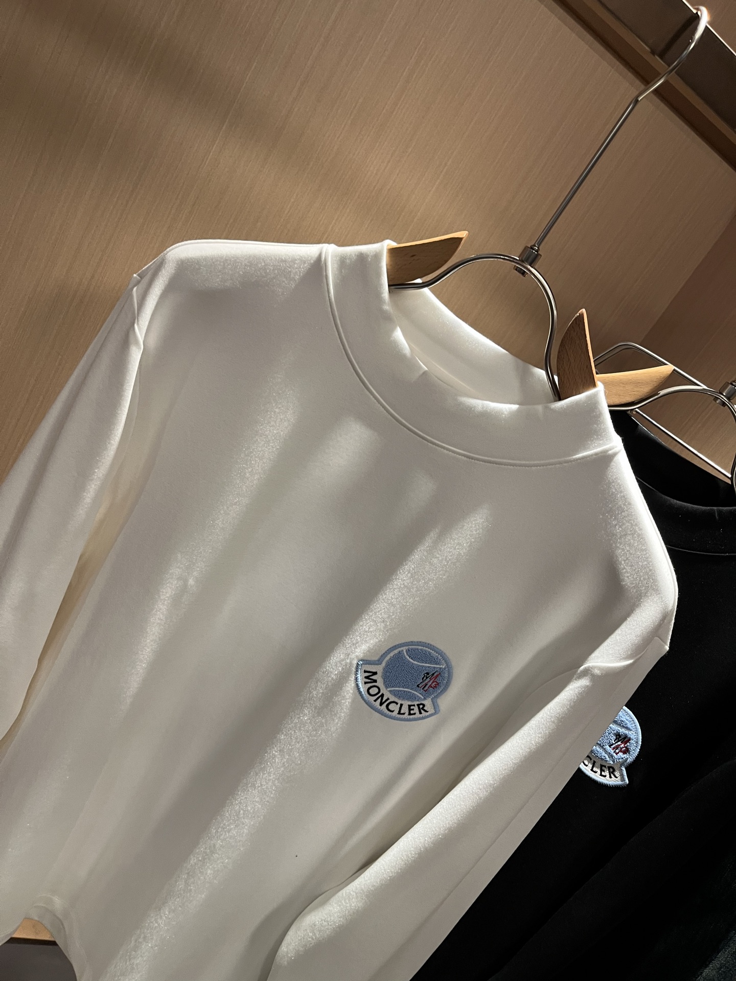 Moncler蒙口2025秋冬新款贸易订单长袖打底衫，全品相！！网红款！胸前logo图案刺绣设计！上身舒