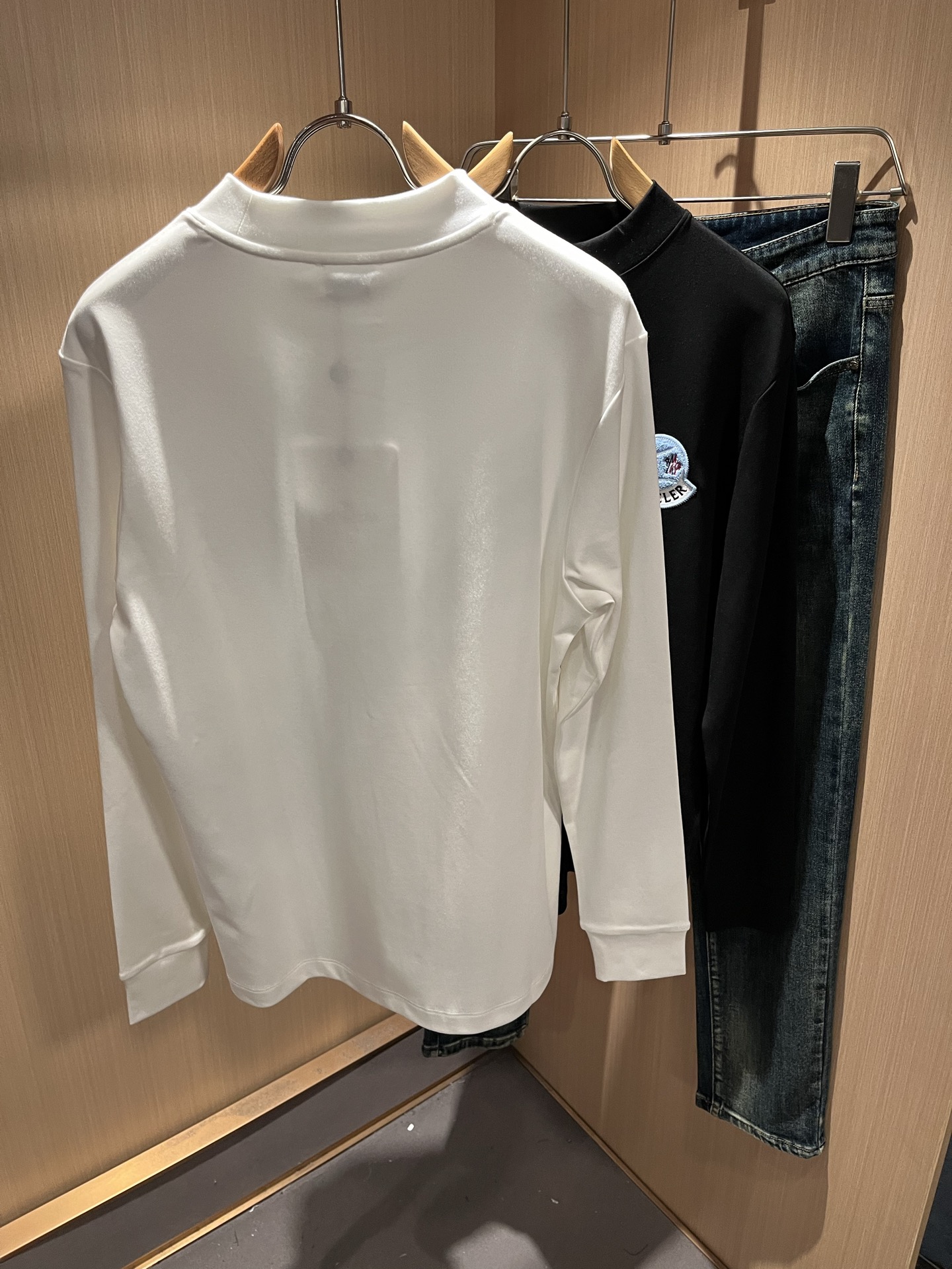 Moncler蒙口2025秋冬新款贸易订单长袖打底衫，全品相！！网红款！胸前logo图案刺绣设计！上身舒