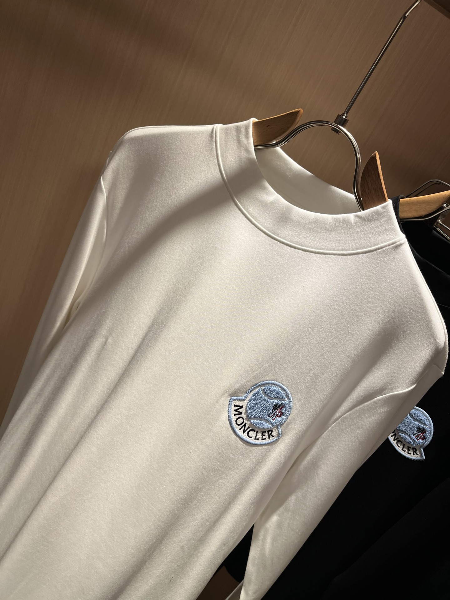 Moncler蒙口2025秋冬新款贸易订单长袖打底衫，全品相！！网红款！胸前logo图案刺绣设计！上身舒