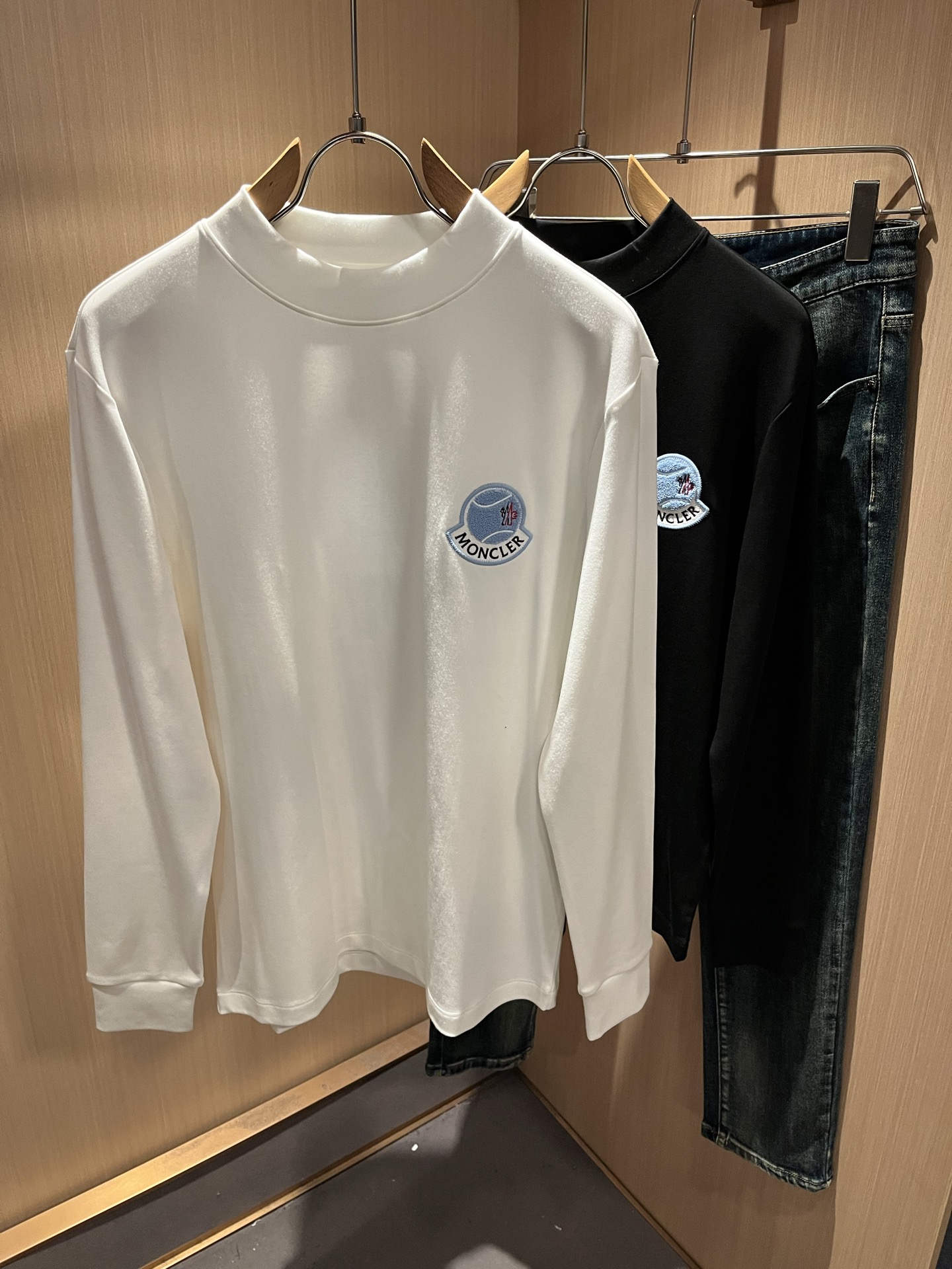 Moncler蒙口2025秋冬新款贸易订单长袖打底衫，全品相！！网红款！胸前logo图案刺绣设计！上身舒