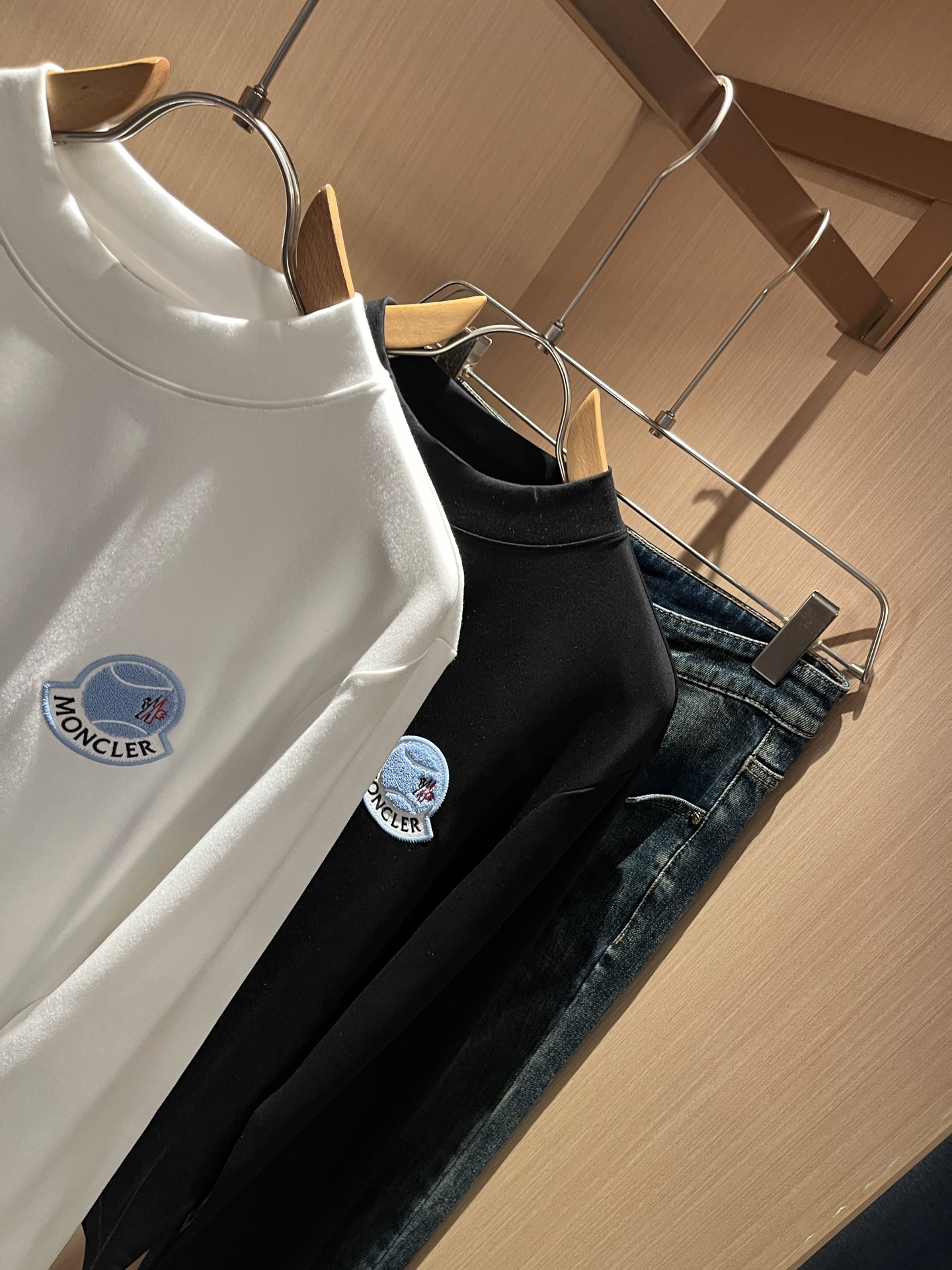 Moncler蒙口2025秋冬新款贸易订单长袖打底衫，全品相！！网红款！胸前logo图案刺绣设计！上身舒