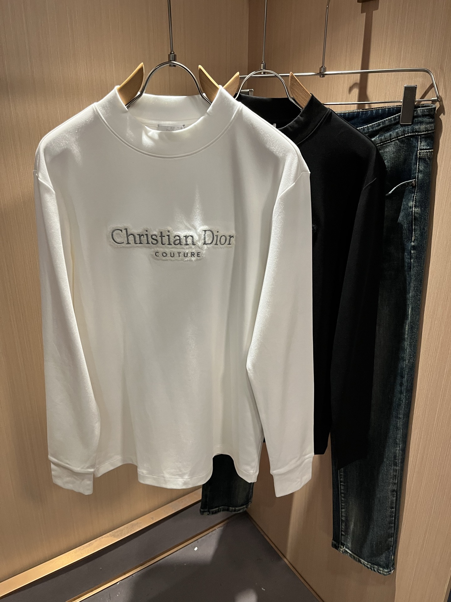 Dio*r迪家2025秋冬新款长袖打底衫，专柜同步发售！定制专属纯棉面料，胸前刺绣logo图案设计！简约