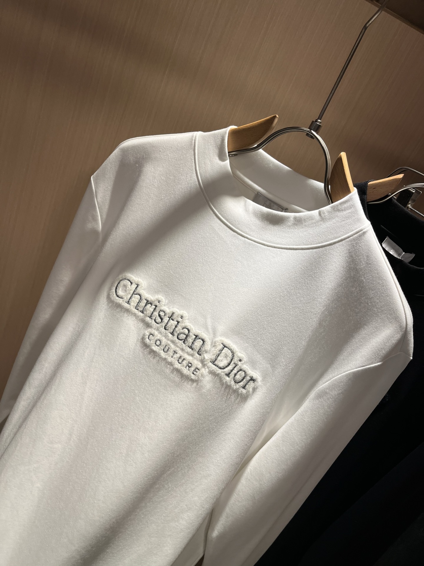 Dio*r迪家2025秋冬新款长袖打底衫，专柜同步发售！定制专属纯棉面料，胸前刺绣logo图案设计！简约