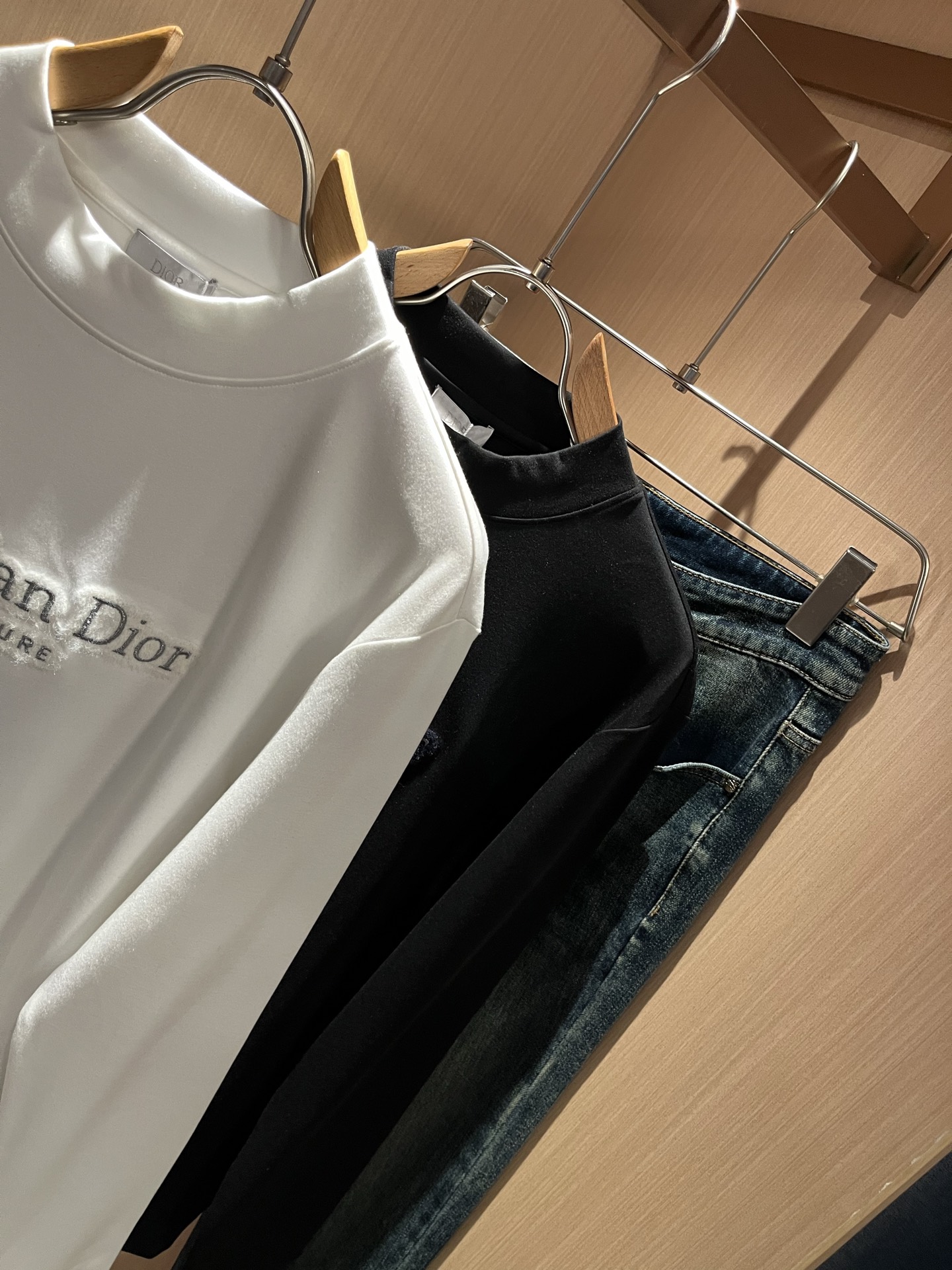 Dio*r迪家2025秋冬新款长袖打底衫，专柜同步发售！定制专属纯棉面料，胸前刺绣logo图案设计！简约