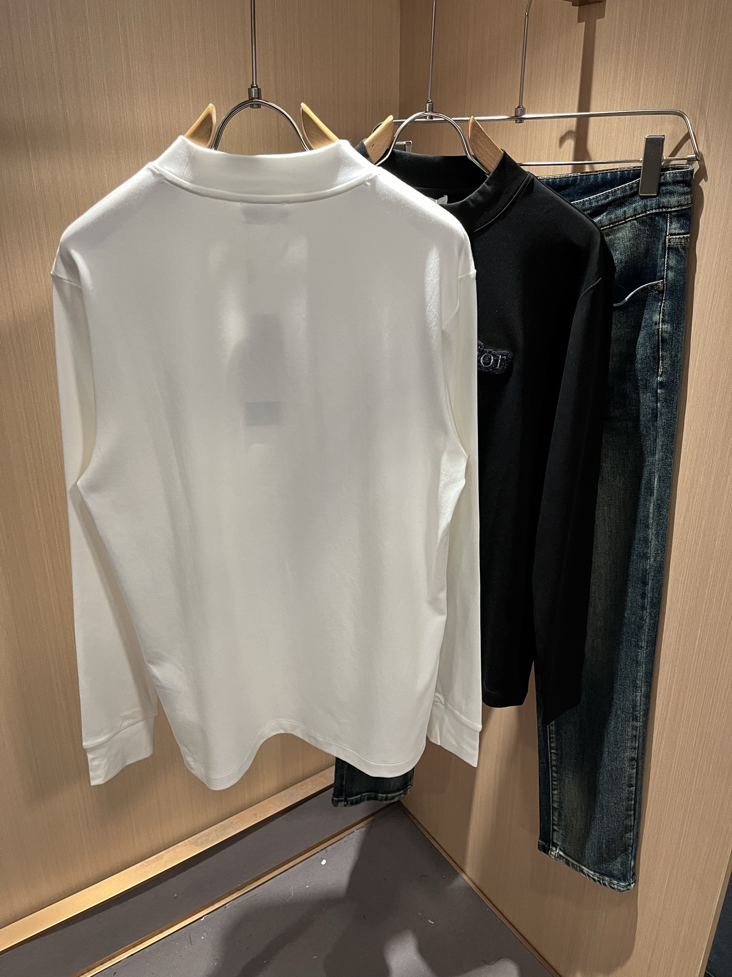 Dio*r迪家2025秋冬新款长袖打底衫，专柜同步发售！定制专属纯棉面料，胸前刺绣logo图案设计！简约