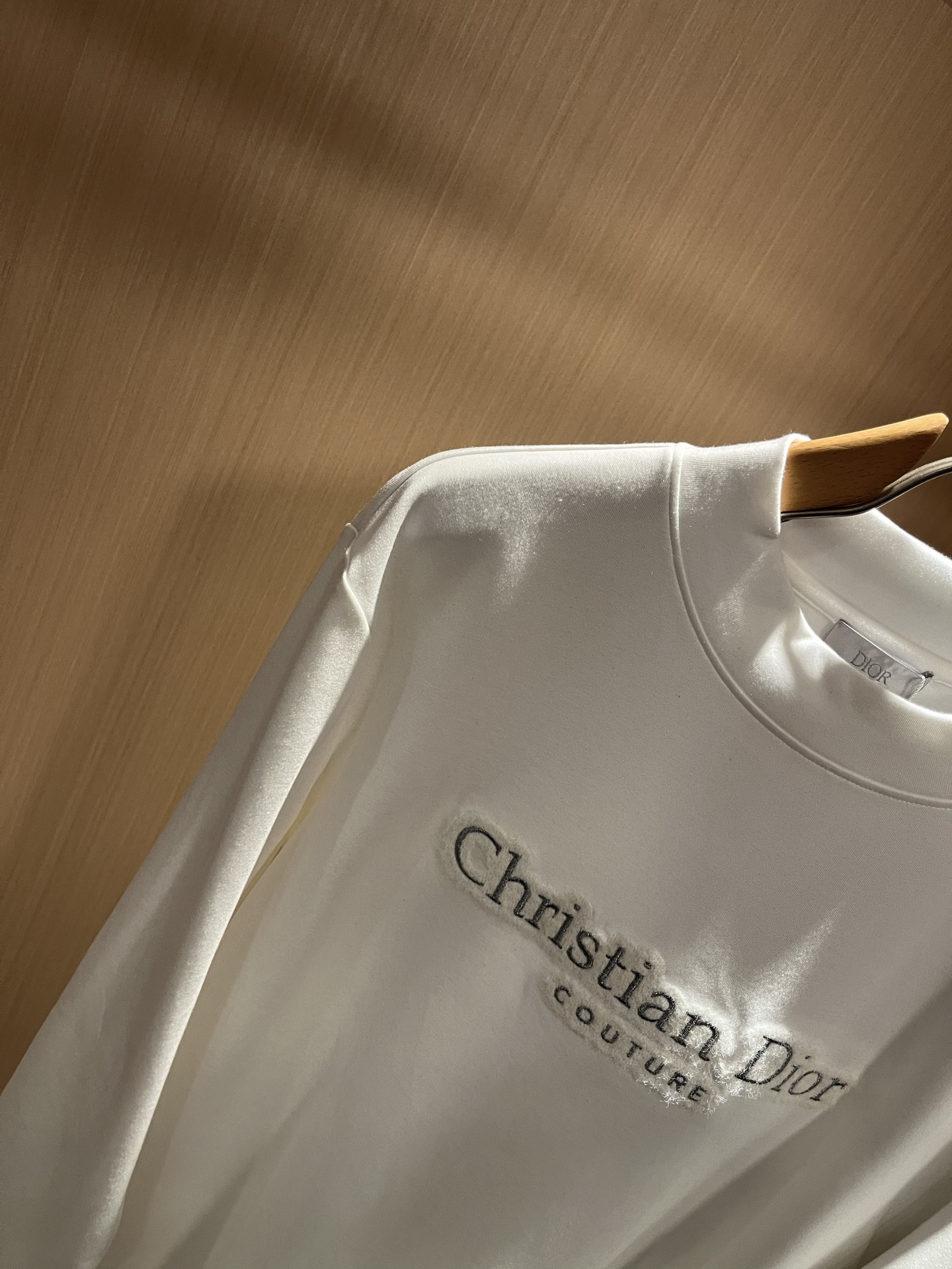 Dio*r迪家2025秋冬新款长袖打底衫，专柜同步发售！定制专属纯棉面料，胸前刺绣logo图案设计！简约