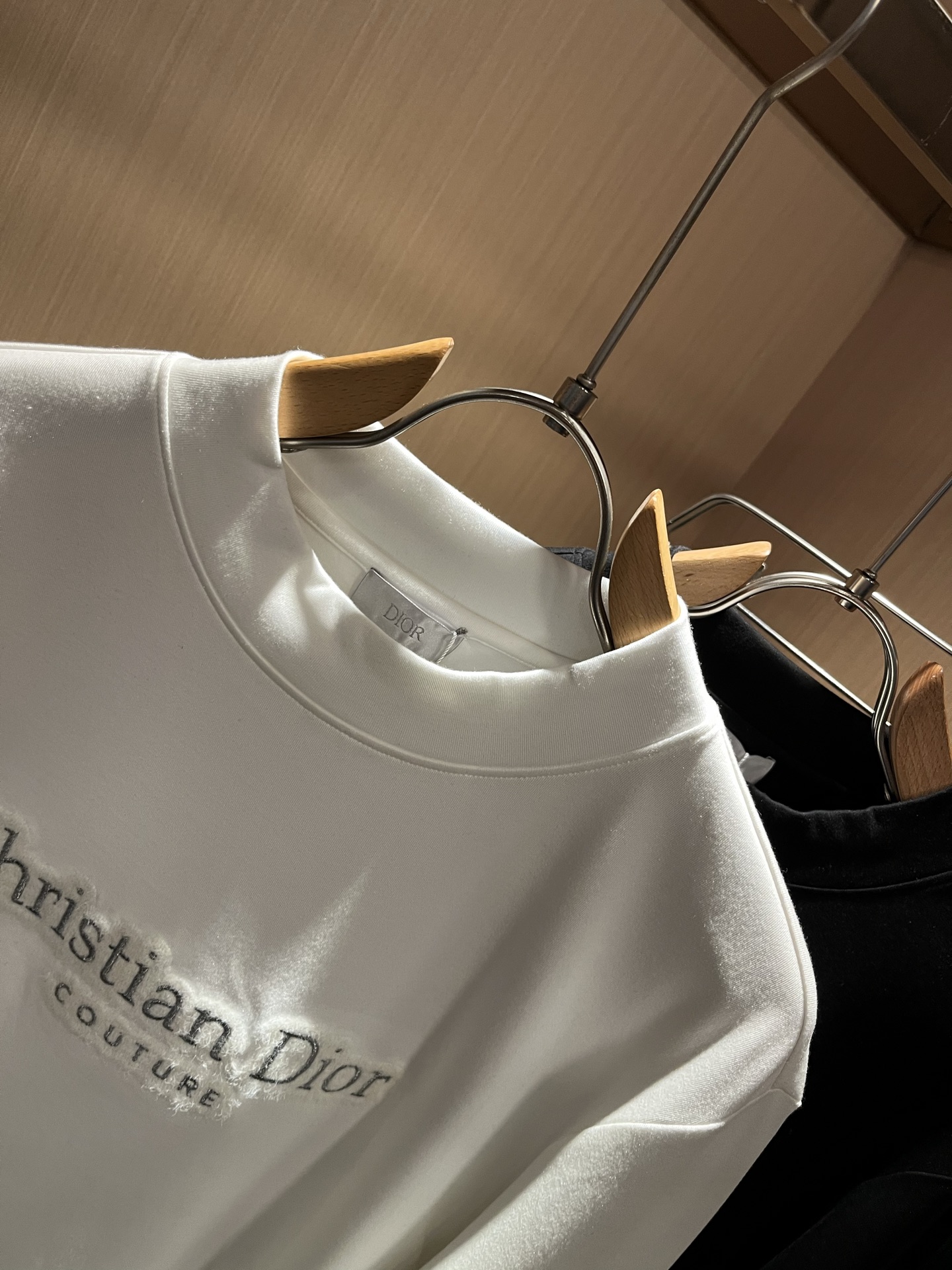 Dio*r迪家2025秋冬新款长袖打底衫，专柜同步发售！定制专属纯棉面料，胸前刺绣logo图案设计！简约