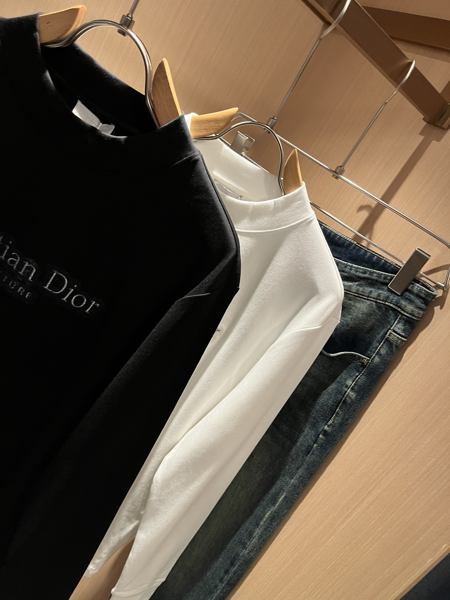 Dio*r迪家2025秋冬新款长袖打底衫，专柜同步发售！定制专属纯棉面料，胸前刺绣logo图案设计！简约