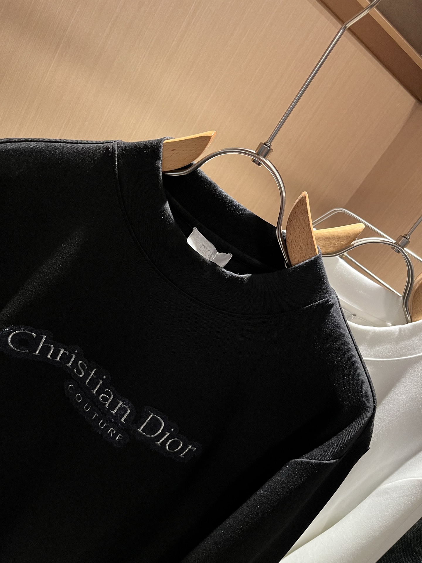 Dio*r迪家2025秋冬新款长袖打底衫，专柜同步发售！定制专属纯棉面料，胸前刺绣logo图案设计！简约