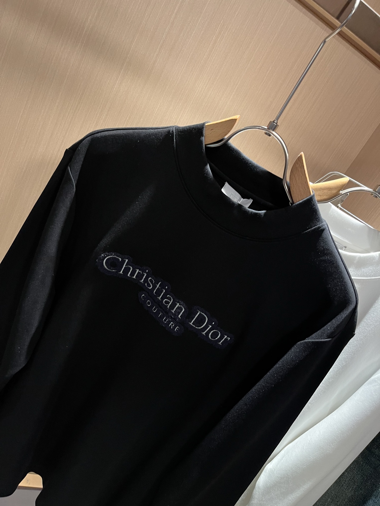 Dio*r迪家2025秋冬新款长袖打底衫，专柜同步发售！定制专属纯棉面料，胸前刺绣logo图案设计！简约