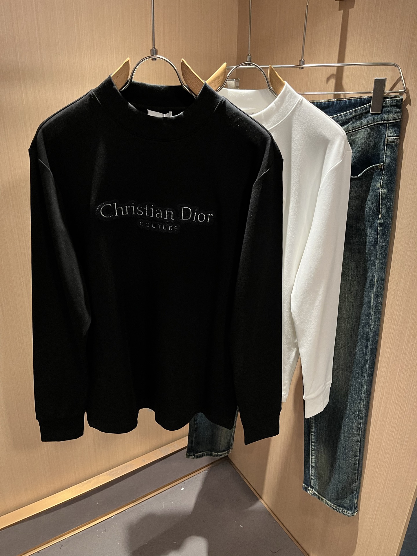 Dio*r迪家2025秋冬新款长袖打底衫，专柜同步发售！定制专属纯棉面料，胸前刺绣logo图案设计！简约