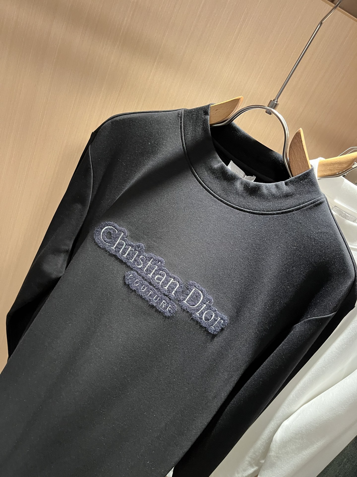 Dio*r迪家2025秋冬新款长袖打底衫，专柜同步发售！定制专属纯棉面料，胸前刺绣logo图案设计！简约