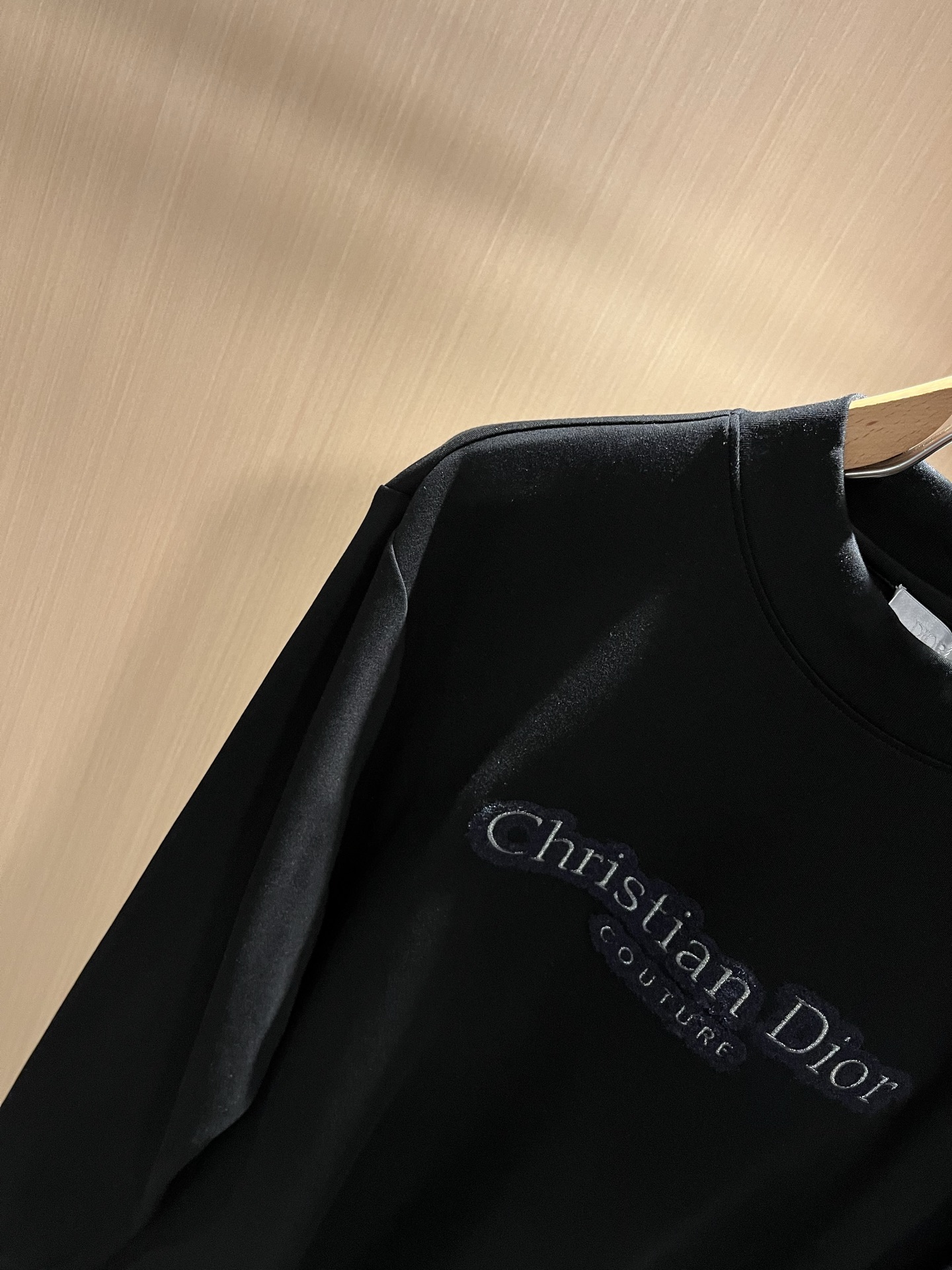 Dio*r迪家2025秋冬新款长袖打底衫，专柜同步发售！定制专属纯棉面料，胸前刺绣logo图案设计！简约