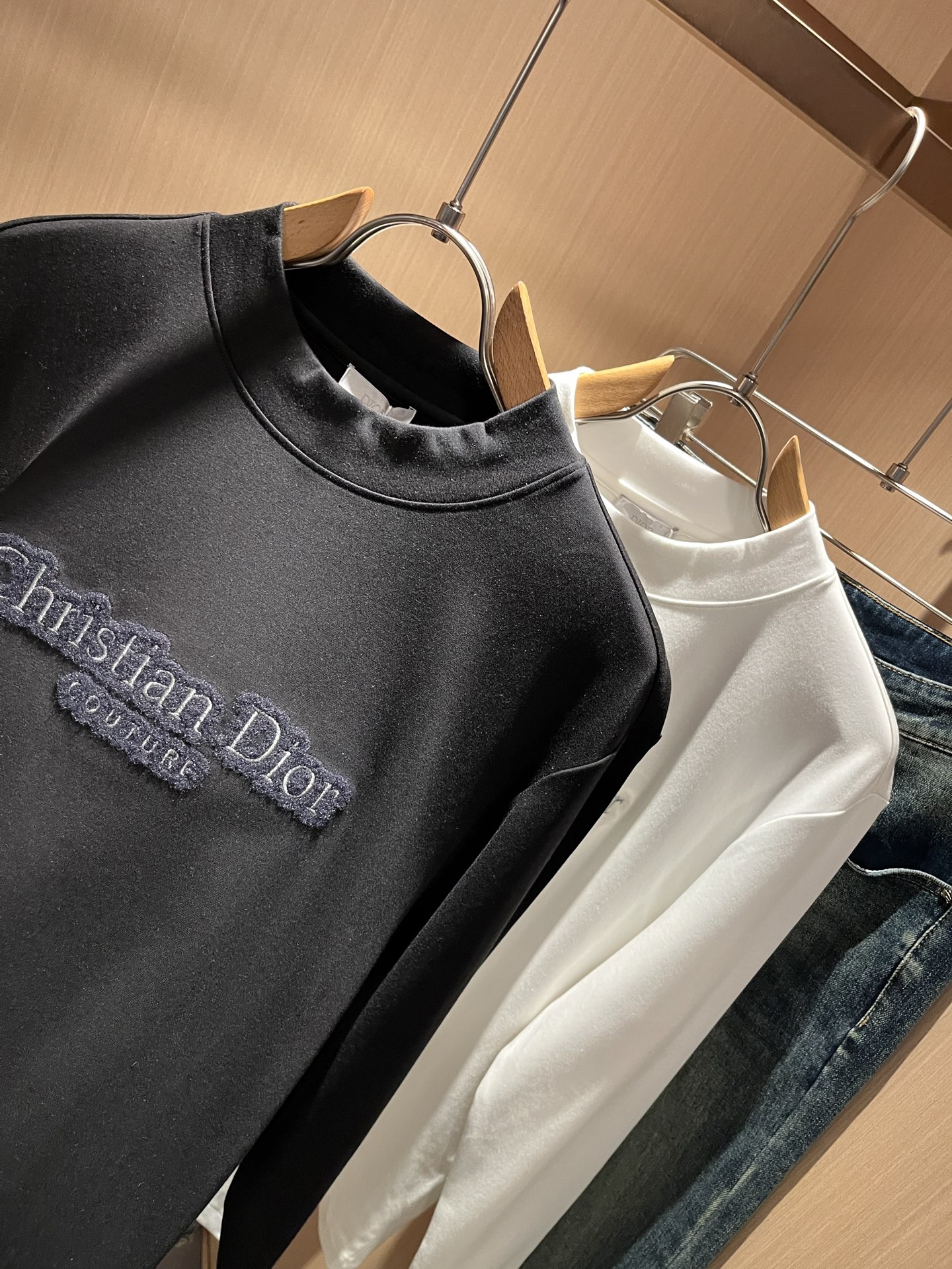 Dio*r迪家2025秋冬新款长袖打底衫，专柜同步发售！定制专属纯棉面料，胸前刺绣logo图案设计！简约