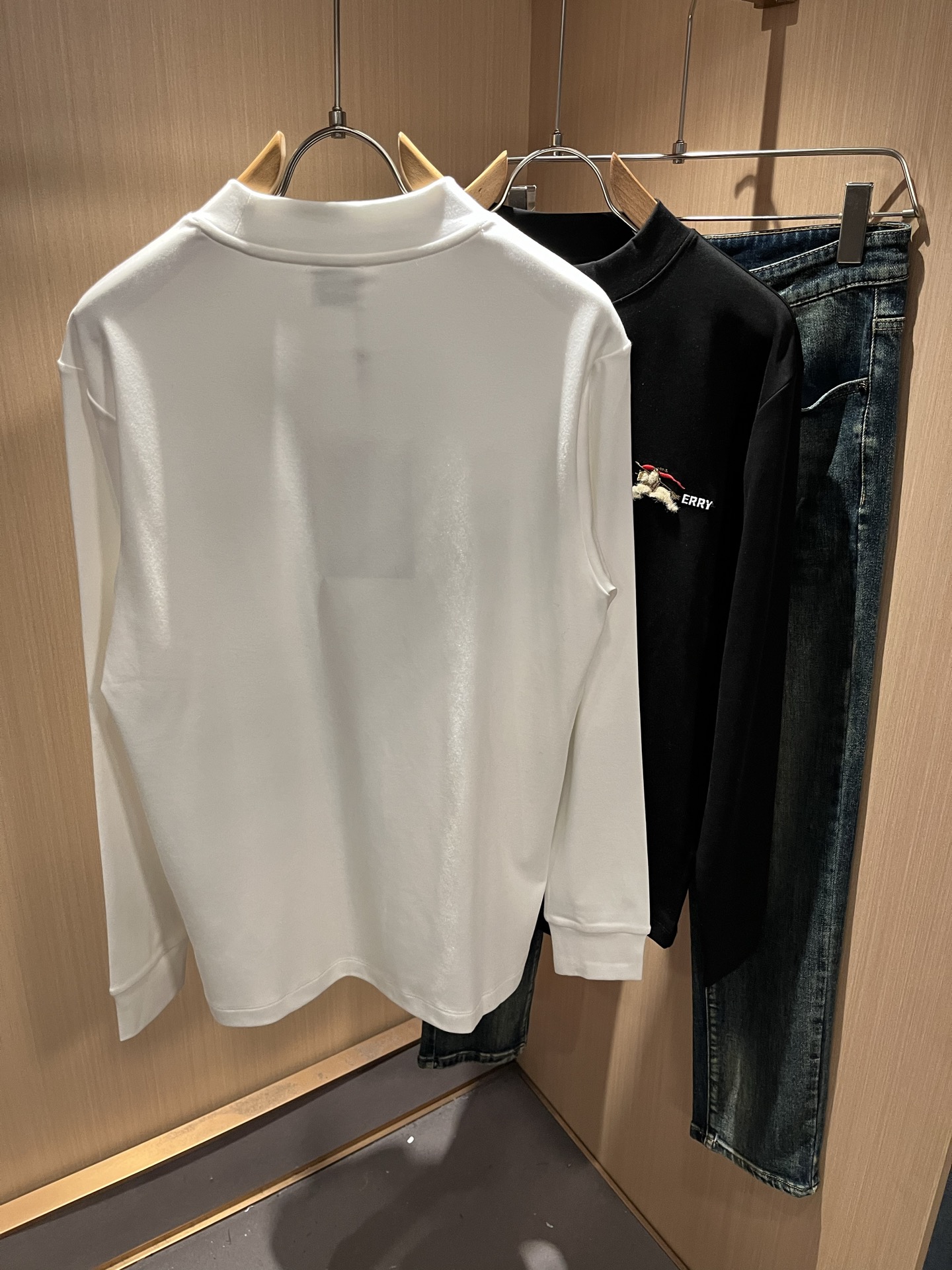 Bur*erry 巴*莉 2025秋冬新款男士打底衫，品牌最新设计元素！既不单调也不复杂,恰到好处的展现