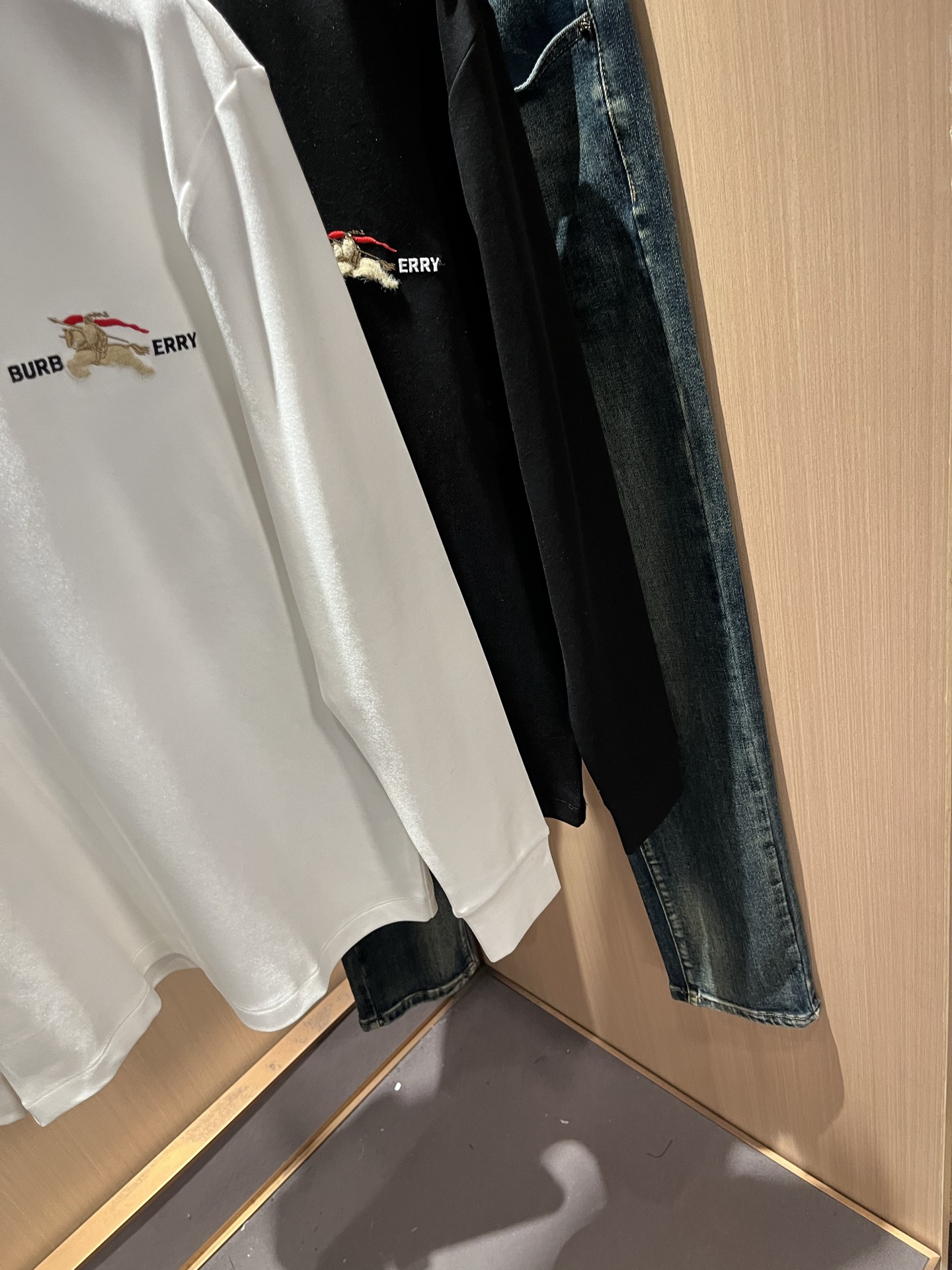 Bur*erry 巴*莉 2025秋冬新款男士打底衫，品牌最新设计元素！既不单调也不复杂,恰到好处的展现