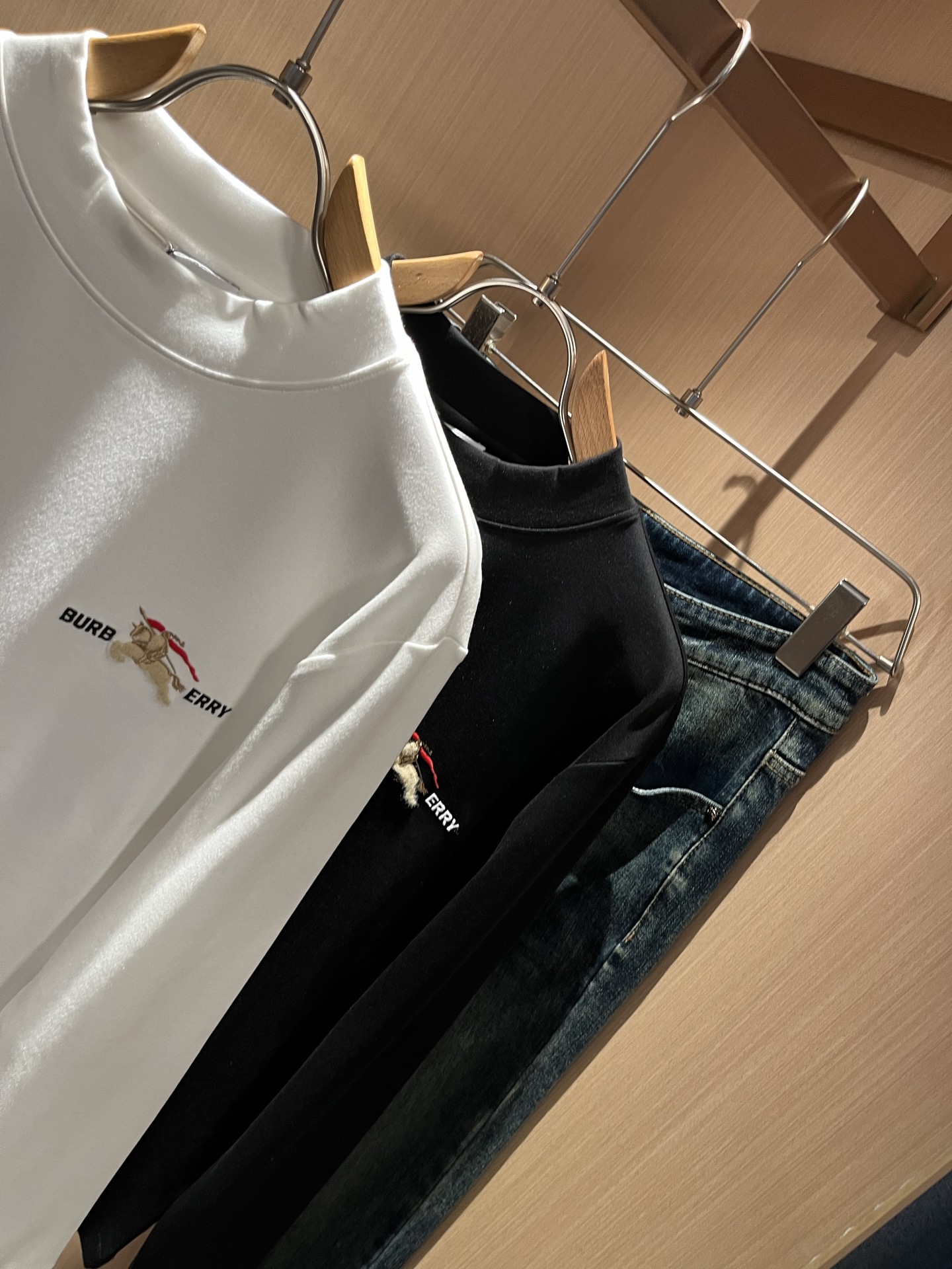 Bur*erry 巴*莉 2025秋冬新款男士打底衫，品牌最新设计元素！既不单调也不复杂,恰到好处的展现