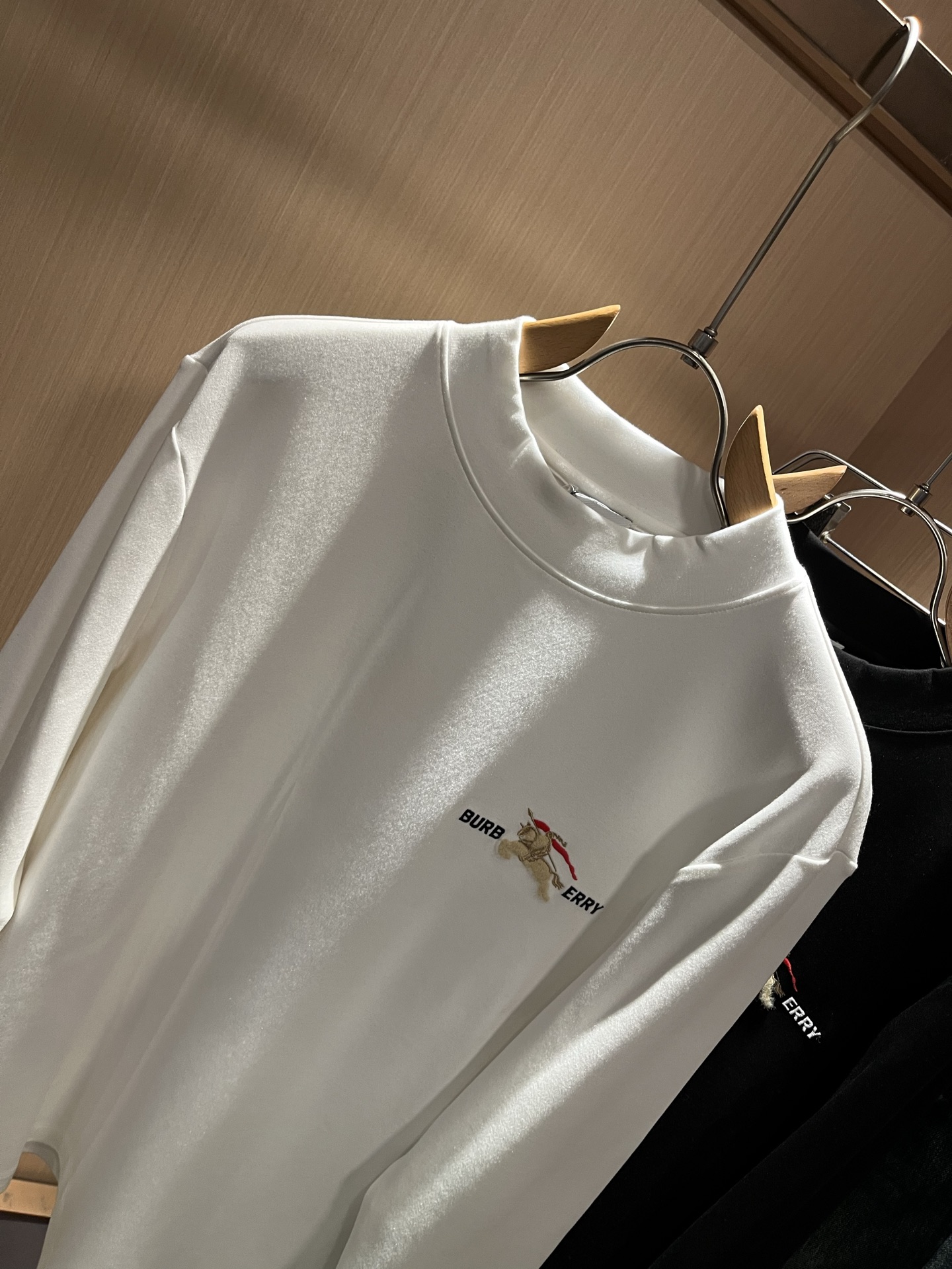 Bur*erry 巴*莉 2025秋冬新款男士打底衫，品牌最新设计元素！既不单调也不复杂,恰到好处的展现