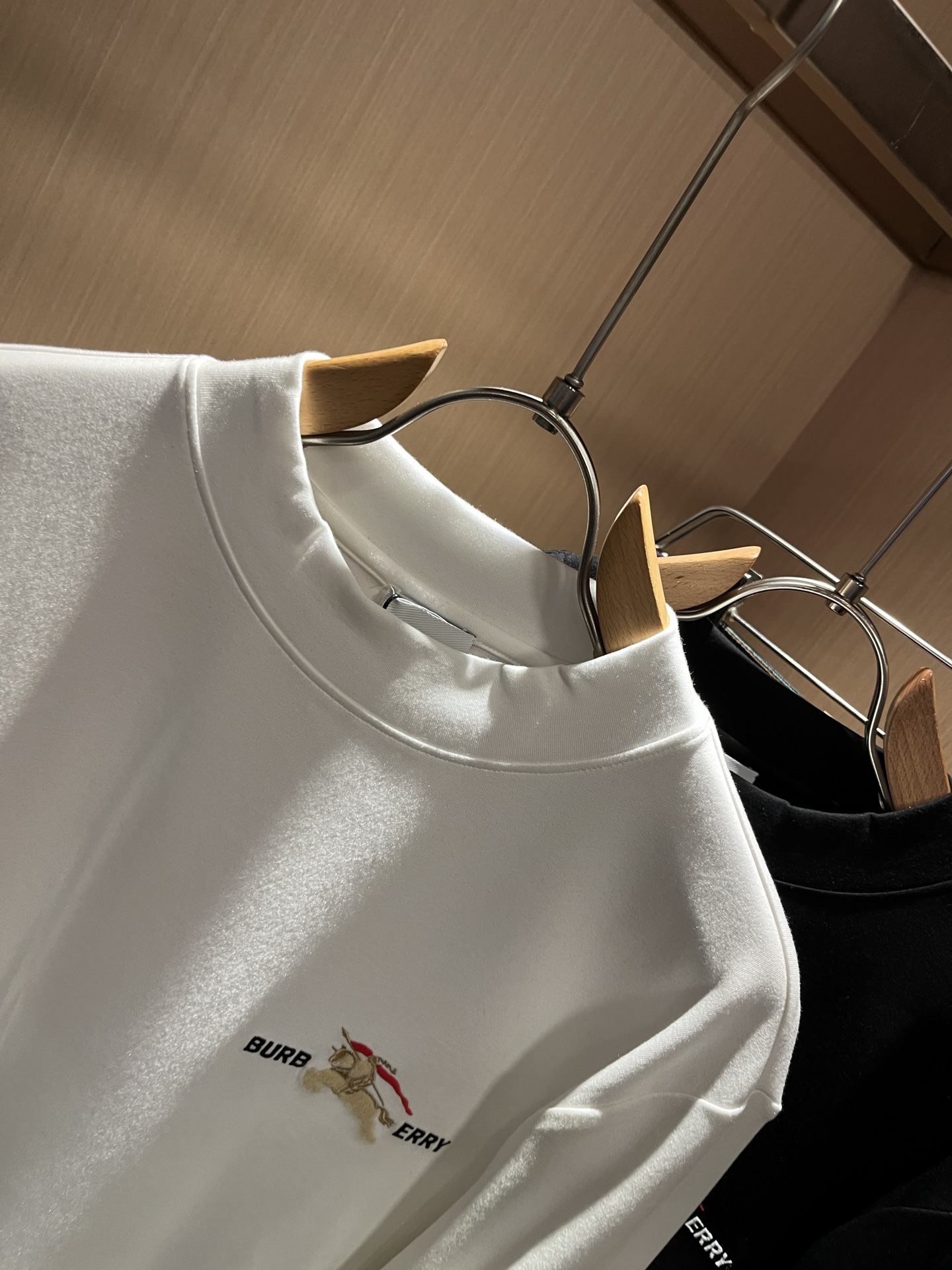 Bur*erry 巴*莉 2025秋冬新款男士打底衫，品牌最新设计元素！既不单调也不复杂,恰到好处的展现