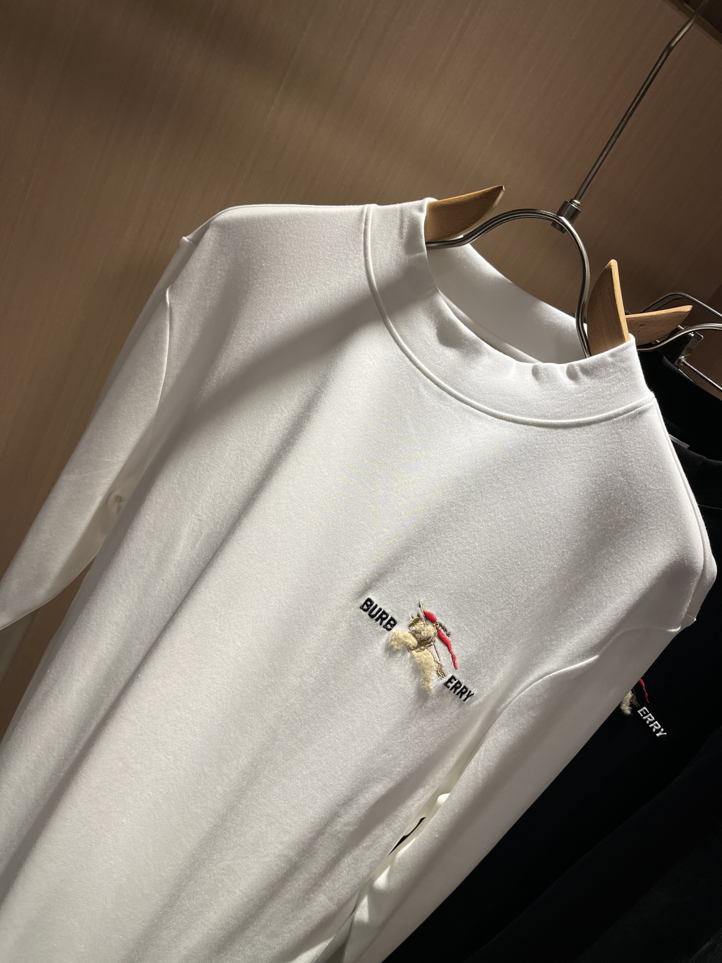 Bur*erry 巴*莉 2025秋冬新款男士打底衫，品牌最新设计元素！既不单调也不复杂,恰到好处的展现