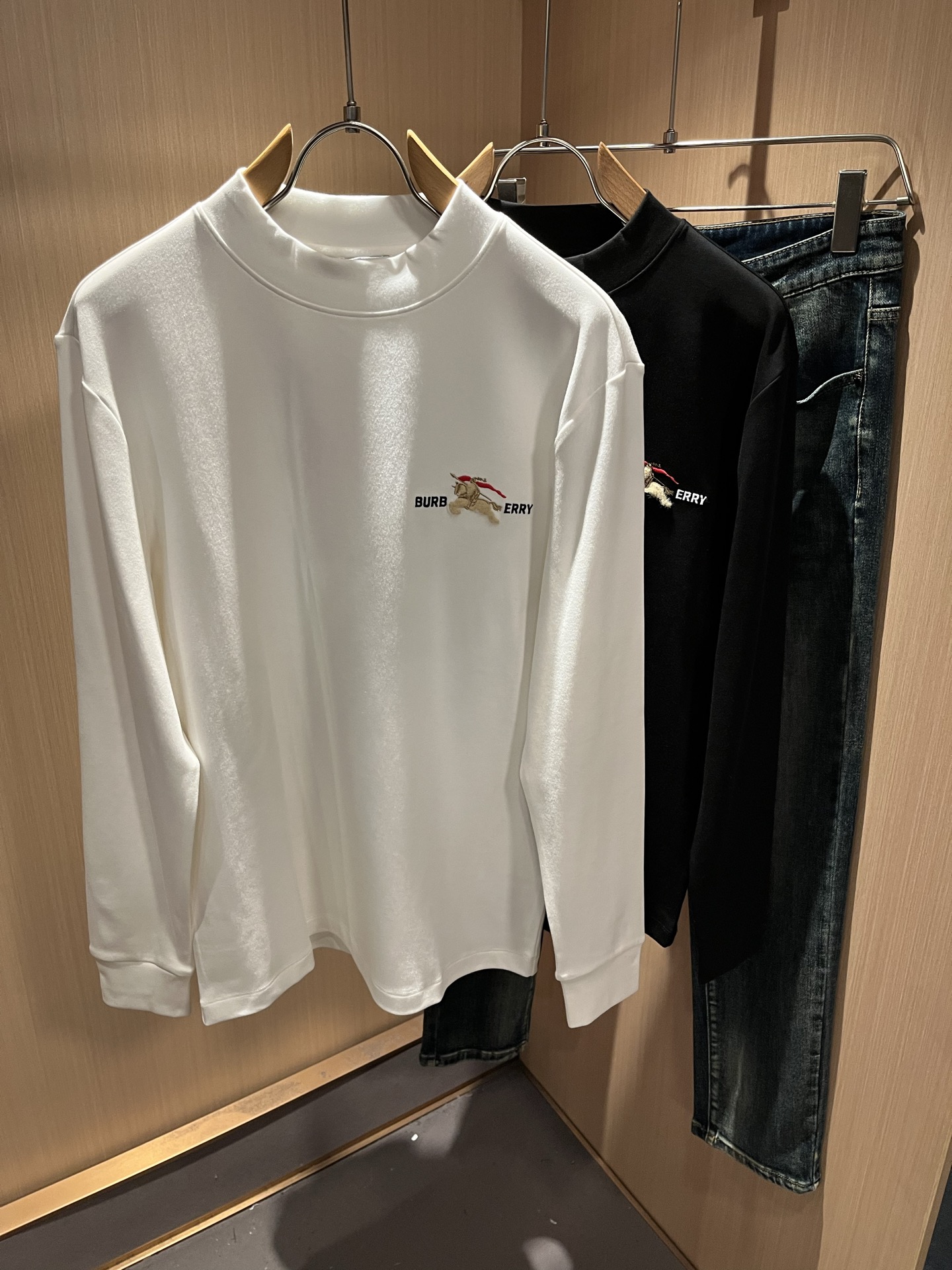 Bur*erry 巴*莉 2025秋冬新款男士打底衫，品牌最新设计元素！既不单调也不复杂,恰到好处的展现