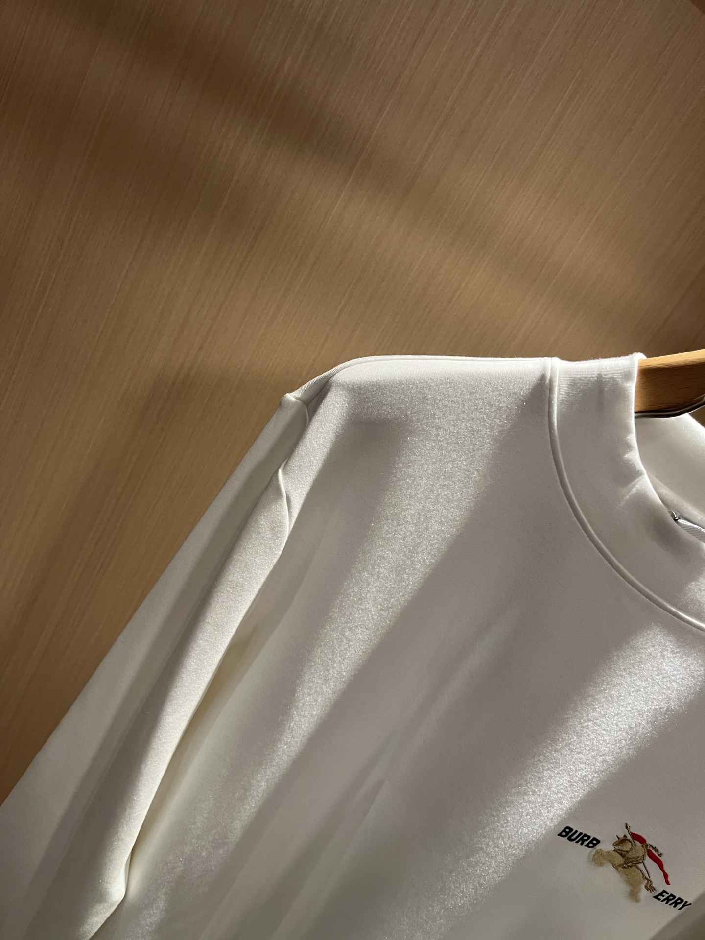 Bur*erry 巴*莉 2025秋冬新款男士打底衫，品牌最新设计元素！既不单调也不复杂,恰到好处的展现