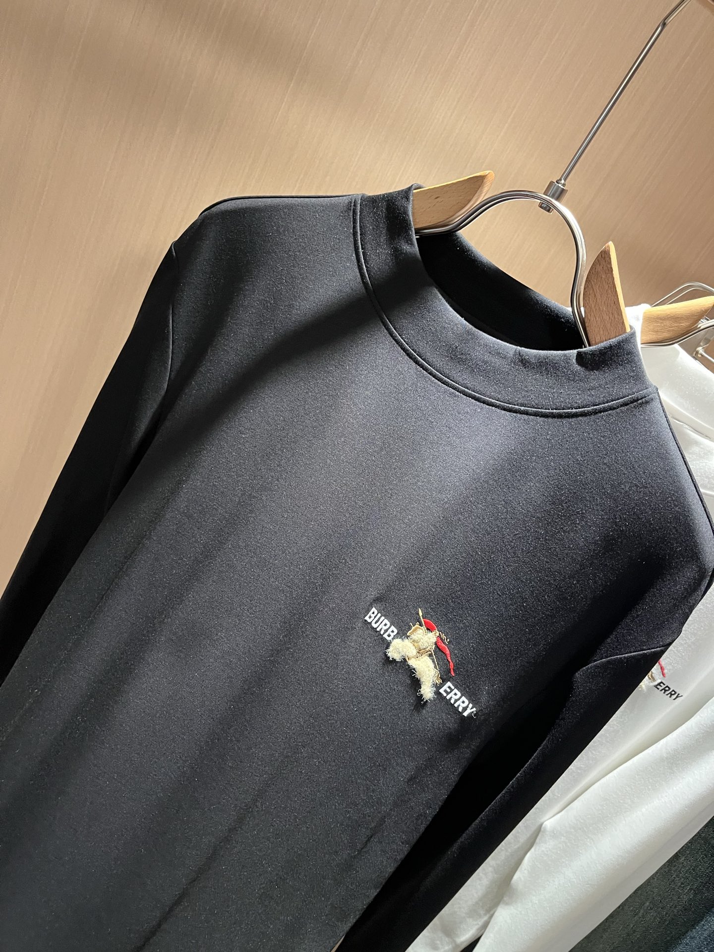 Bur*erry 巴*莉 2025秋冬新款男士打底衫，品牌最新设计元素！既不单调也不复杂,恰到好处的展现