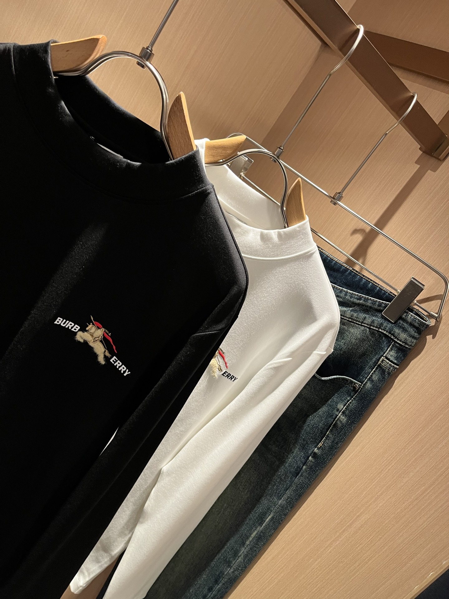 Bur*erry 巴*莉 2025秋冬新款男士打底衫，品牌最新设计元素！既不单调也不复杂,恰到好处的展现