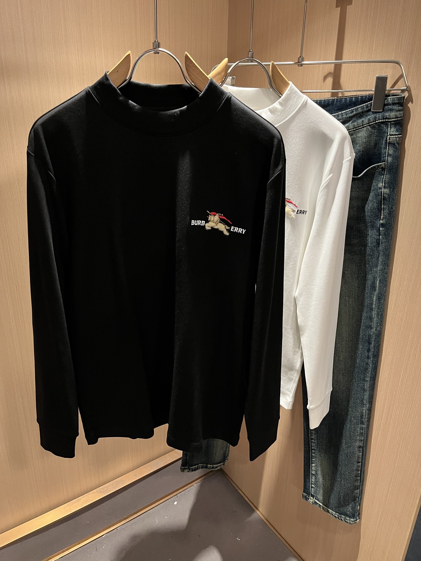 Bur*erry 巴*莉 2025秋冬新款男士打底衫，品牌最新设计元素！既不单调也不复杂,恰到好处的展现