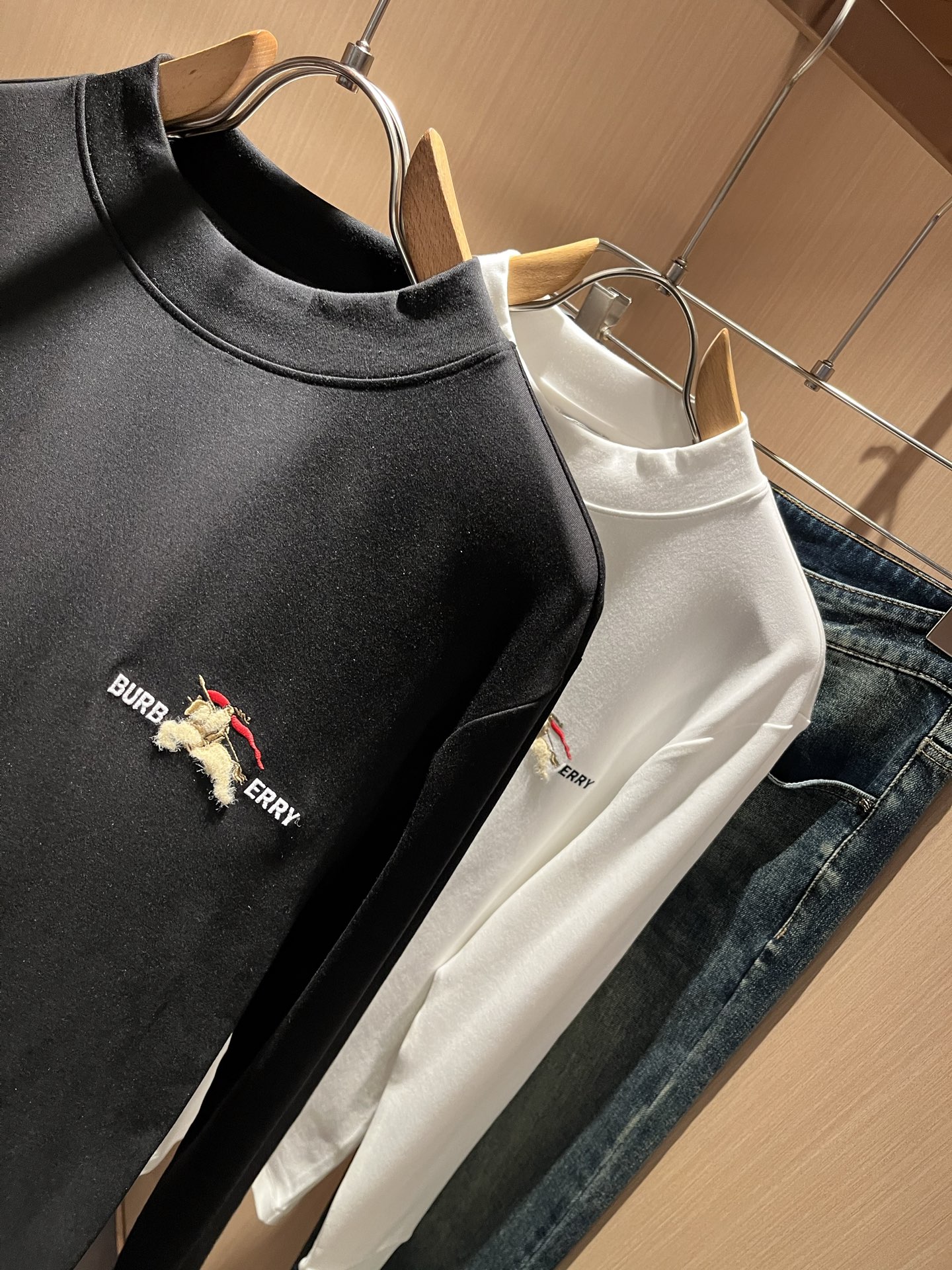 Bur*erry 巴*莉 2025秋冬新款男士打底衫，品牌最新设计元素！既不单调也不复杂,恰到好处的展现