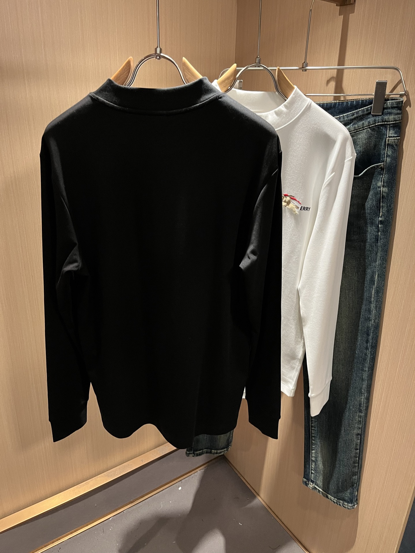 Bur*erry 巴*莉 2025秋冬新款男士打底衫，品牌最新设计元素！既不单调也不复杂,恰到好处的展现