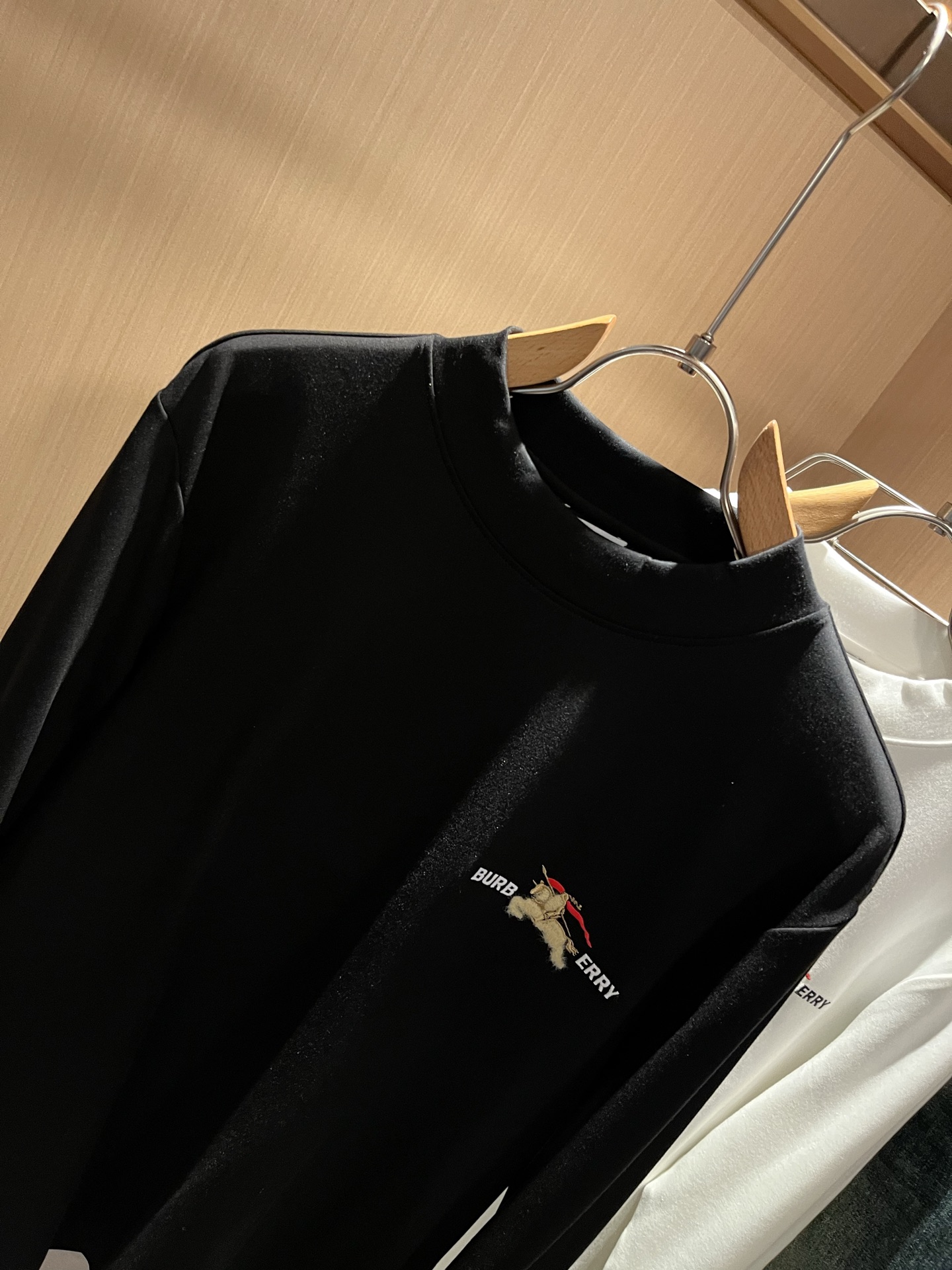 Bur*erry 巴*莉 2025秋冬新款男士打底衫，品牌最新设计元素！既不单调也不复杂,恰到好处的展现