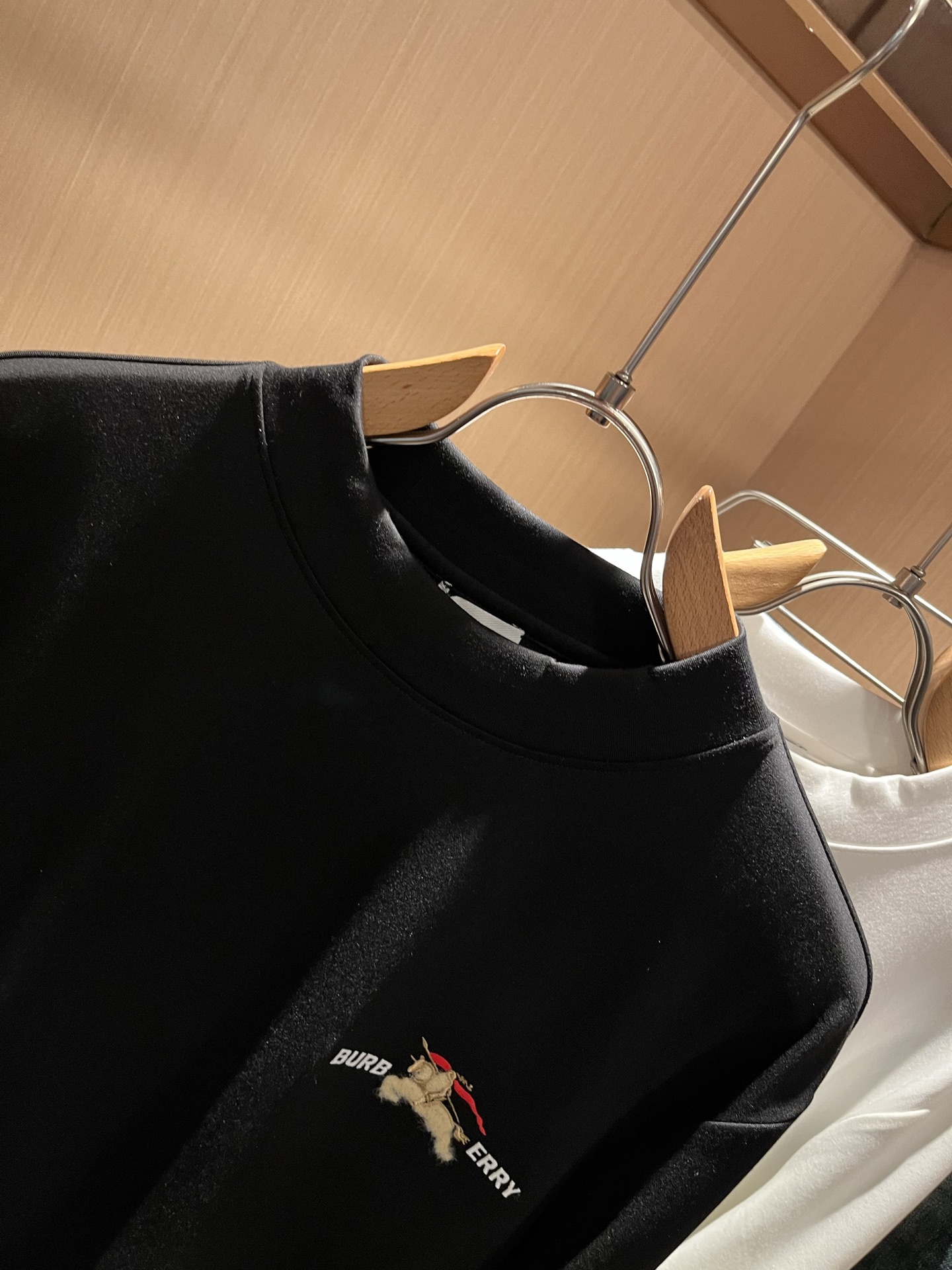 Bur*erry 巴*莉 2025秋冬新款男士打底衫，品牌最新设计元素！既不单调也不复杂,恰到好处的展现