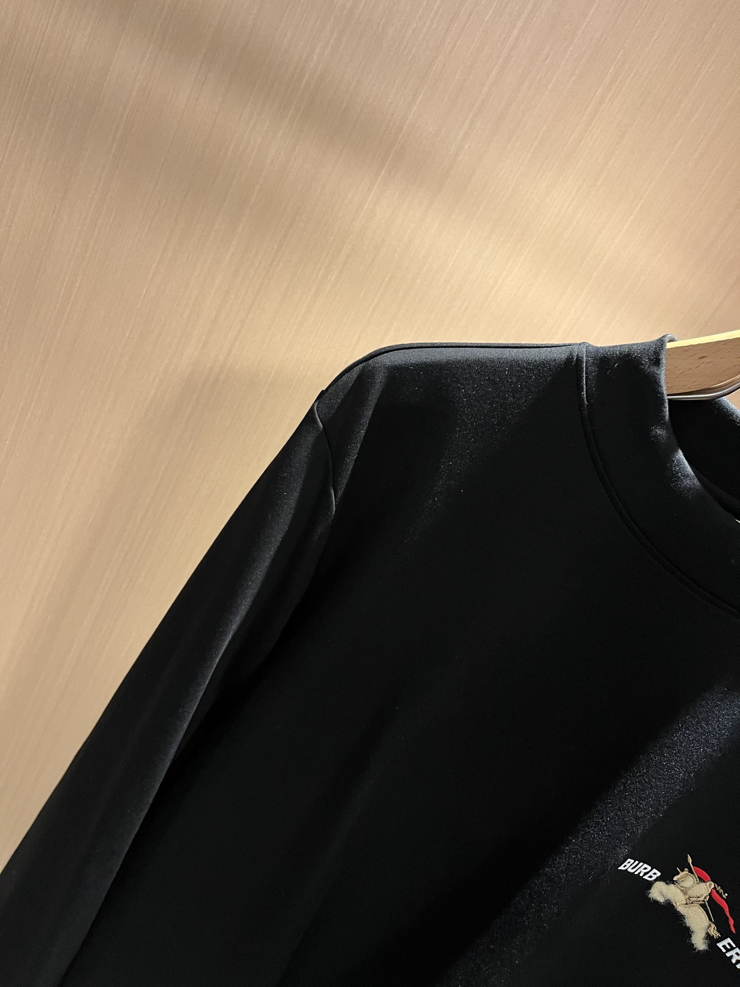 Bur*erry 巴*莉 2025秋冬新款男士打底衫，品牌最新设计元素！既不单调也不复杂,恰到好处的展现