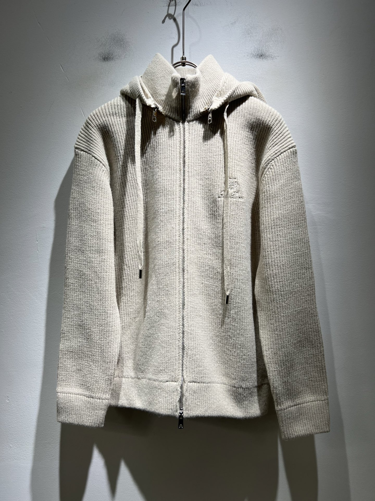 NO:599422,Loro Piana's removable hat!  The latest trade order knitted woolen sweaters for men in autumn and winter 2025, all in good condition!  !  The upper body is comfortable and breathable, not stiff, and the overall body has a rich three-dimensional sense. Quality export order, logo embroidery design on the chest!  The tailoring of the exclusive knitted wool fabric meets the simple needs of commuters. The upper body effect is very good, slimming, and not picky about the figure. The workmanship of the fabric... is impeccable. Only good craftsmanship and good fabrics can make you wear a good taste. It is a must-have item for everyone!  Size M-3XL,,loro piana,hats,alexander wang19860909Loro Piana诺悠翩雅 帽子可拆卸！2025秋冬男士最新的贸易订单针织羊毛衫,全品相！！上身舒适透气,不僵硬,整体有着丰富的立体感,品质出口订单,胸前logo图案刺绣设计！定制专属针织羊毛面料剪裁,满足通勤人们对于着装的简约需求,上身效果很好,显瘦,不挑剔身材.面料做工....无可挑剔,好工艺好面料才能穿出好品味一款,人手必备单品！尺码M-3XL,,loro piana,hats,alexander wang,Men's clothing