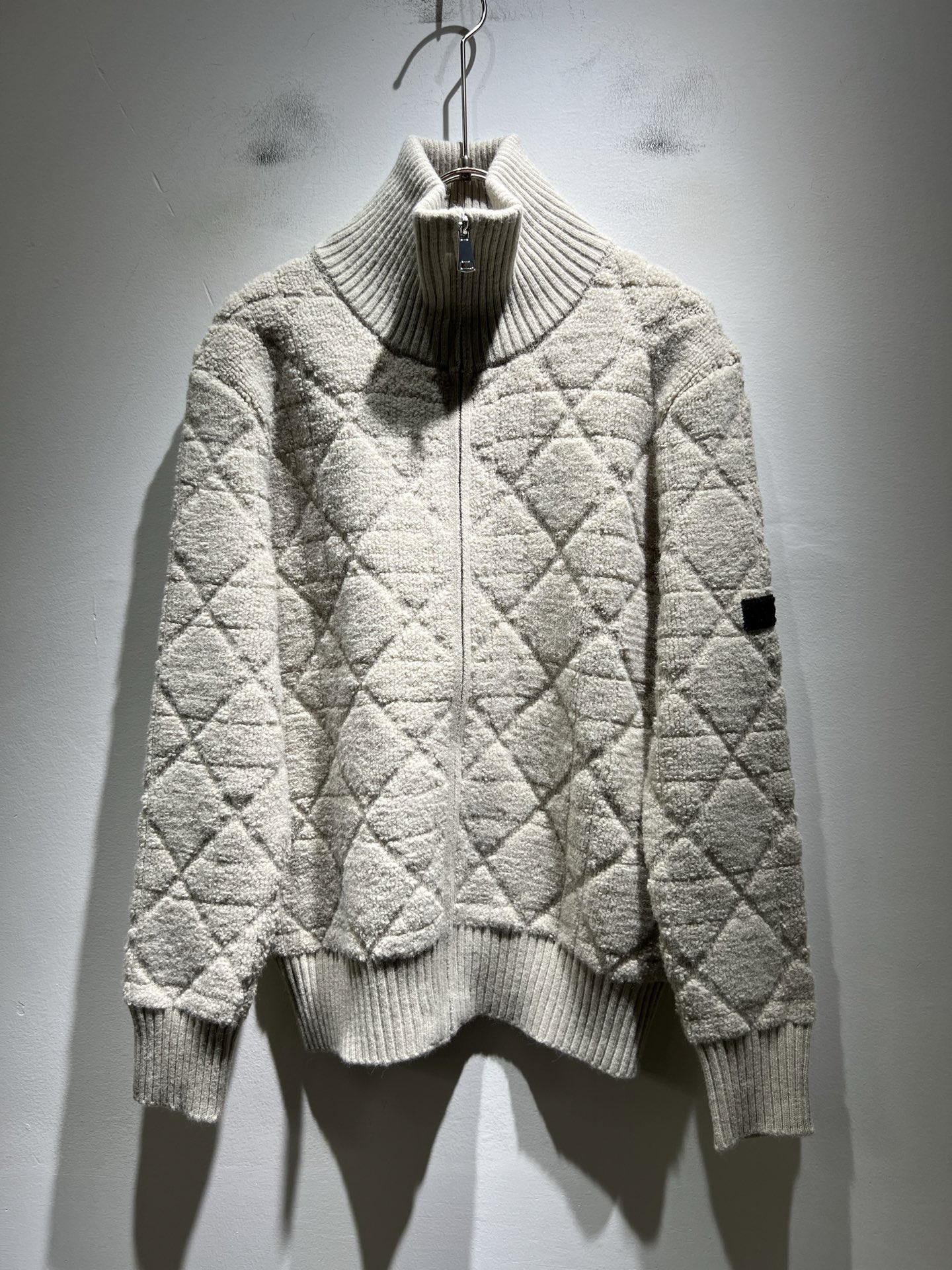 NO:601711,Dio*Dijia's new autumn and winter knitted wool cardigans for men and women are on sale simultaneously at the counter!  Customized exclusive wool fabric, easy to match, extremely high-grade, perfectly integrated into fashion and style, a top-notch fashionable style that is perfect for outer wear!  The whole thing gives people a natural feeling!  The ultimate classic uses the latest three-dimensional letter logo element embroidery design!  The ultimate heavy work, the ultimate perfection!  Fans who pursue high quality should rush to buy it by themselves, and we sincerely invite all fans who know the goods to appreciate this model together!  !  Size M-3XL,,dior,dior,alexander wang19860909Dio*迪家 秋冬新款男女同款针织羊毛开衫,专柜同步发售！定制专属羊毛面料,从容百搭,档次极高,完美融入时尚还有风情感一款完美符合外穿的顶尖时髦气质款！整体给人浑然天成的感觉！极致经典采用最新立体字母logo元素刺绣设计！极致的重工极致的完美！追求高品质的粉丝们请自行抢购,诚邀所有识货的粉丝一同鉴赏此款！！尺码M-3XL,,dior,dior,alexander wang,Men's clothing