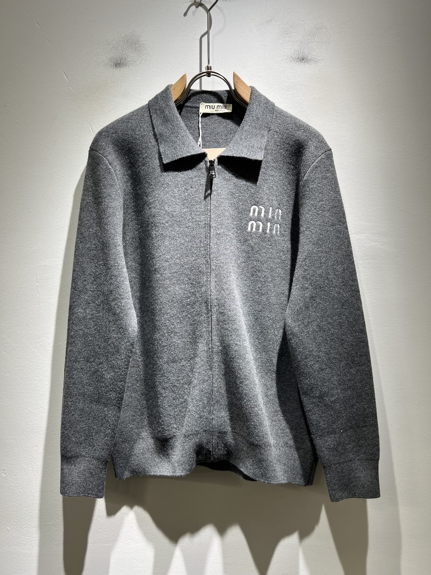 NO:601715,MIUMIU's new autumn and winter knitted sweaters for men and women, the brand's latest design elements!  It’s neither monotonous nor complicated, just the right amount to show off your taste!  Comfortable, sweat-absorbent and breathable are not a problem at all. The unique luxury feel of the fabric presents a simple and elegant temperament!  Logo embroidery design on the chest!  Full three-dimensional! Standard cutting design!  Every detail is in sync with high-end fashion. Size: M-3XL, miumiu, alexander wang19860909MIUMIU 谬谬 秋冬新款男女同款针织羊毛衫,品牌最新设计元素！既不单调也不复杂,恰到好处的展现品味！舒适吸汗透气根本不在话下,面料独具的高奢感呈现简约优雅气质！胸前logo刺绣设计！饱满立体!标准裁剪设计！每一处细节都是与高端时尚同步的体现.尺码:M-3XL,,miumiu,alexander wang,Men's clothing