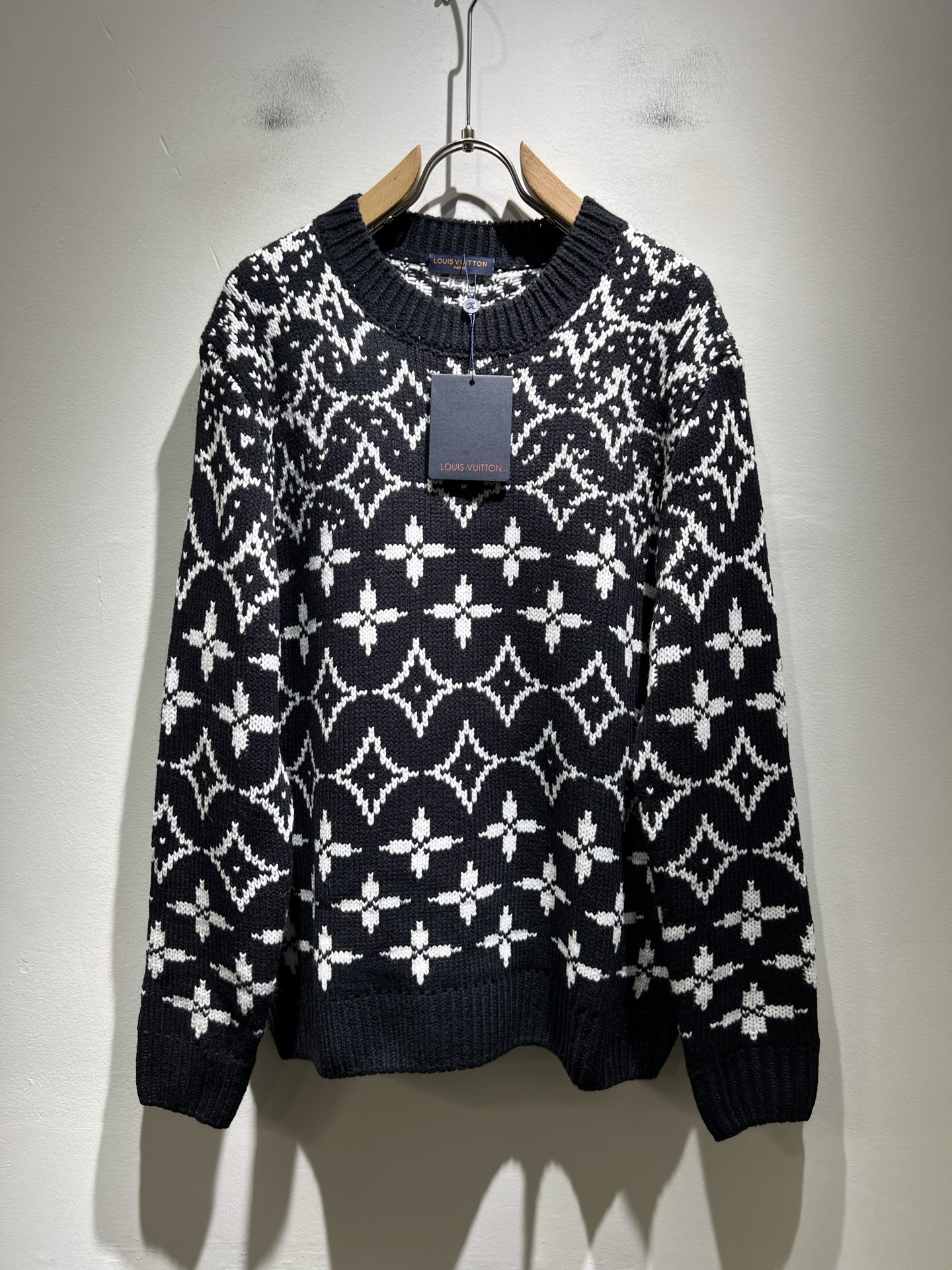 NO:601697,Louis Vuit*on autumn and winter Louis family light luxury knitted wool sweater!  Same decoration for men and women!  The new high-end of the Louis family, the details and quality are always so flawless, and the creative designs are endless. You are not a fashionista if you don’t buy a few pieces of Louis this autumn and winter. Panoramic logo pattern crochet design!  It is something that everyone loves. Made of top-quality wool blend, it is super soft and tough, and has excellent breathability. It comes from world-class trading OEM channels, and the quantity is extremely rare and sold out. It is a presbyopic item that is released every year by 'Donkey Brand'.  The body logo presents an unusual texture, clean and neat. This is the Louis family's unique skill and the latest craftsmanship of this season. The level of detail has reached the top, and the slim and three-dimensional tailoring is a unique design. It is a fusion of luxury and fashion!  Size M-3XL,,louis vuitton,louis vuitton,louis vuitton,alexander wang19860909Louis Vuit*on 秋冬路易家族轻奢针织羊毛衫！男女同款装饰！ 路易家族的新高端,细节品质永远的那么完美无瑕,创意设计层出不穷.今年秋冬季节没有入手几件路易你算不上时尚达人.全景logo图案钩织设计！实属人见人爱的东西.顶级羊毛混纺打造,超级柔软且具有韧性,透气感也是绝佳.来自世界级贸易级别的代工厂渠道,数量极其稀少售完无补.“驴牌”每年都会出的老花单品,立体Logo呈现不一般的质感,干净俐落.这是路易家族的看家绝活也是本季度的最新工艺.细致化程度已经达到顶端了,修身立体剪裁的版型设计堪称一绝.属于奢华与时尚的融合！尺码M-3XL,,louis vuitton,louis vuitton,louis vuitton,alexander wang,Men's clothing