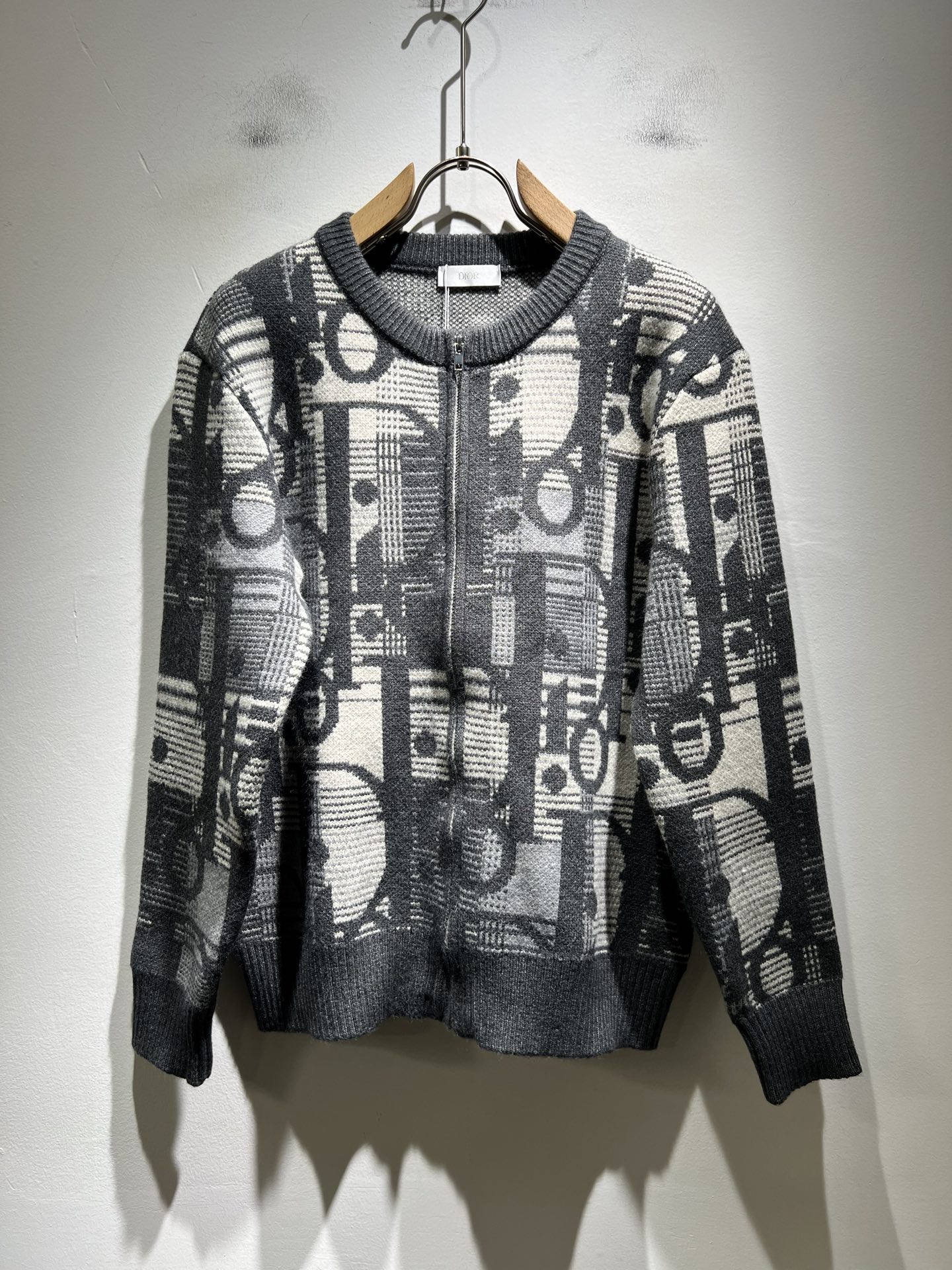 NO:599434,Dio*Dijia's new 2025 autumn and winter knitted woolen sweaters for men and women are on sale simultaneously at counters!  Customized exclusive wool fabric, easy to match and versatile, extremely high-grade, perfectly integrated into fashion and style, a top-notch fashionable style that is perfect for outer wear!  The whole thing gives people a natural feeling!  The ultimate classic uses the latest three-dimensional letter logo element crochet design!  The ultimate heavy work, the ultimate perfection!  Fans who pursue high quality should rush to buy it by themselves, and we sincerely invite all fans who know the goods to appreciate this model together!  !  Size M-3XL,,dior,dior,alexander wang19860909Dio*迪家 2025秋冬新款男女同款针织羊毛衫,专柜同步发售！定制专属羊毛面料,从容百搭,档次极高,完美融入时尚还有风情感一款完美符合外穿的顶尖时髦气质款！整体给人浑然天成的感觉！极致经典采用最新立体字母logo元素钩织设计！极致的重工极致的完美！追求高品质的粉丝们请自行抢购,诚邀所有识货的粉丝一同鉴赏此款！！尺码M-3XL,,dior,dior,alexander wang,Men's clothing