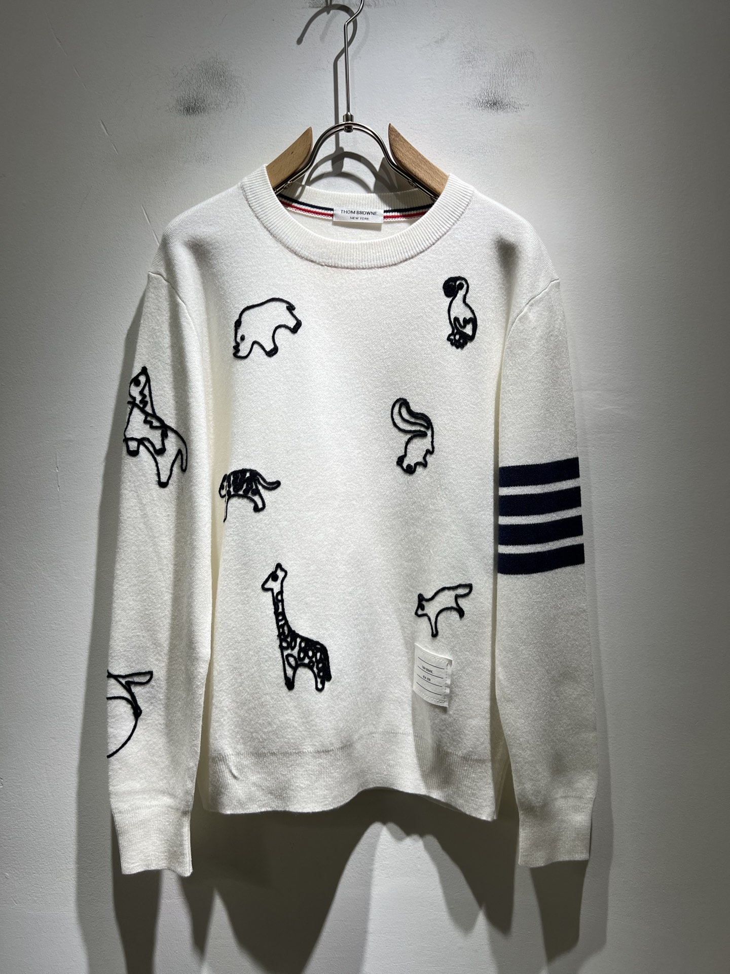 NO:599413,ThomBrow*e's 2025 autumn and winter new knitted wool sweater for men and women, this year's new counter product, super soft wool fabric for men and women!  A fashionable and versatile model for the city, it is sure to be super popular this year. It is a must-have artifact for autumn and winter. It has a unique texture and a soft and smooth feel. It is not a product that can be compared with ordinary fabrics. Regular knitted wool fabric design, crocheted with classic iconic stripe design!  A rare model that can only be found. Very attractive design, liningless inseam binding technology, and very detailed. It is a model that requires a lot of attention to technology. Details determine the high-end. Minimalist design elements of the season, a must-have item for trendy men, perfect fit, highly recommended!  Size M-3XL,,alexander wang19860909ThomBrow*e汤姆*朗2025秋冬新款男女同款针织羊毛衫,今年的专柜新品,男女同款超软羊毛面料！时尚都市百搭款,今年必定超火爆,秋冬必备神器,质感独特,手感柔嫩顺滑,不是一般面料所能对比的产品.常规的针织羊毛面料设计,钩织搭配经典标识性经典条纹设计！可遇不可求的款 非常极具魅力的设计,无里布内缝包边工艺,细节非常到位,要非常讲究技术的一款,细节决定高端.极简当季的设计元素,潮男必备单品,完美版型,强烈推荐！尺码M-3XL,,alexander wang,Men's clothing