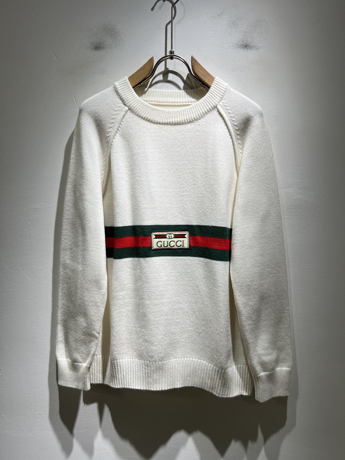 NO:599431,GUC*I Gujia 2025 autumn and winter new style knitted wool sweater for men and women, logo embroidery design on the chest!  Trading company channels are rare and available on the official website simultaneously!  G's autumn and winter series of couple sweaters are online, with classic color crochet designs!  This sweater is made of imported knitted wool!  The fabric feels thick and has a certain sense of weight. It has a soft and dense terry texture. It is breathable and comfortable to wear next to the skin. The color is beautiful, eye-catching and fashionable. The unique pattern will definitely make you stand out in the crowd!  Casual cut design!  The upper body effect is age-reducing and versatile, making it easy to wear in daily casual wear, and can be easily worn by both men and women!  Size M-3XL,,gucci,gucci,gucci,sweaters,alexander wang19860909GUC*I 古家 2025秋冬新款男女同款 针织羊毛衫,胸前标志logo刺绣设计！贸易公司渠道稀出,同步官网发售！G家秋冬系列情侣毛衣上线,设计经典配色钩织设计！此款毛衣甄选客供进口针织羊毛材质！面料手感偏厚实,有一定的自重感,柔软绵密的毛圈肌理,贴身穿着透气亲肤舒适,色彩靓丽、吸睛时髦度爆棚,与众不同的图案绝对可以让你在人群中出彩万分！休闲版型裁剪设计！上身效果减龄又百搭,轻松Get起日常休闲穿搭,男女皆可轻松驾驭！尺码M-3XL,,gucci,gucci,gucci,sweaters,alexander wang,Men's clothing