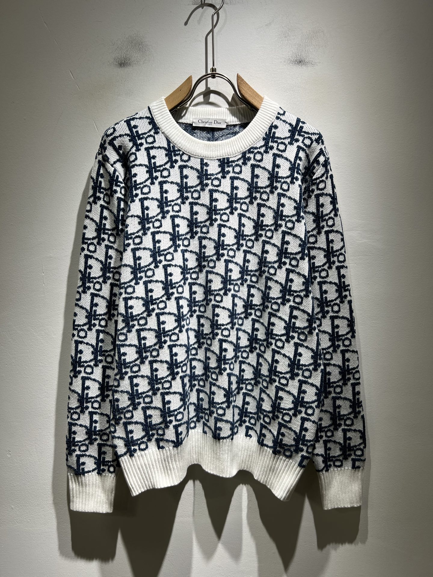 NO:599419,Dio*Dijia's new 2025 autumn and winter knitted woolen sweaters for men and women are on sale simultaneously at counters!  Customized exclusive wool fabric, easy to match and versatile, extremely high-grade, perfectly integrated into fashion and style, a top-notch fashionable style that is perfect for outer wear!  The whole thing gives people a natural feeling!  The ultimate classic uses the latest three-dimensional letter logo element crochet design!  The ultimate heavy work, the ultimate perfection!  Fans who pursue high quality should rush to buy it by themselves, and we sincerely invite all fans who know the goods to appreciate this model together!  !  Size M-3XL,,dior,dior,alexander wang19860909Dio*迪家 2025秋冬新款男女同款针织羊毛衫,专柜同步发售！定制专属羊毛面料,从容百搭,档次极高,完美融入时尚还有风情感一款完美符合外穿的顶尖时髦气质款！整体给人浑然天成的感觉！极致经典采用最新立体字母logo元素钩织设计！极致的重工极致的完美！追求高品质的粉丝们请自行抢购,诚邀所有识货的粉丝一同鉴赏此款！！尺码M-3XL,,dior,dior,alexander wang,Men's clothing