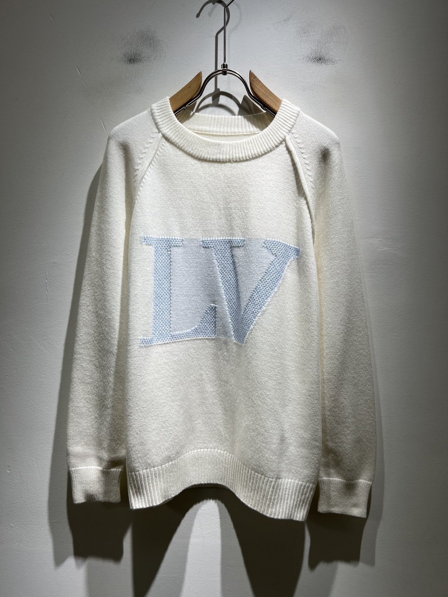 NO:599407,Louis Vuit*on 2025 autumn and winter Louis family light luxury knitted woolen sweater!  Same decoration for men and women!  The new high-end of the Louis family, the details and quality are always so perfect, and the creative designs are endless. You are not a fashionista if you don’t buy a few pieces of Louis this autumn and winter. The logo pattern on the chest is crocheted!  It is something that everyone loves. Made of top-quality wool blend, it is super soft and tough, and has excellent breathability. It comes from world-class trading OEM channels, and the quantity is extremely rare and sold out. It is a presbyopic item that is released every year by 'Donkey Brand'.  The body logo presents an unusual texture, clean and neat. This is the Louis family's unique skill and the latest craftsmanship of this season. The level of detail has reached the top, and the slim and three-dimensional tailoring is a unique design. It is a fusion of luxury and fashion!  Size M-3XL,,louis vuitton,louis vuitton,louis vuitton,alexander wang19860909Louis Vuit*on 2025秋冬路易家族轻奢针织羊毛衫！男女同款装饰！ 路易家族的新高端,细节品质永远的那么完美无瑕,创意设计层出不穷.今年秋冬季节没有入手几件路易你算不上时尚达人.胸前logo图案钩织设计！实属人见人爱的东西.顶级羊毛混纺打造,超级柔软且具有韧性,透气感也是绝佳.来自世界级贸易级别的代工厂渠道,数量极其稀少售完无补.“驴牌”每年都会出的老花单品,立体Logo呈现不一般的质感,干净俐落.这是路易家族的看家绝活也是本季度的最新工艺.细致化程度已经达到顶端了,修身立体剪裁的版型设计堪称一绝.属于奢华与时尚的融合！尺码M-3XL,,louis vuitton,louis vuitton,louis vuitton,alexander wang,Men's clothing