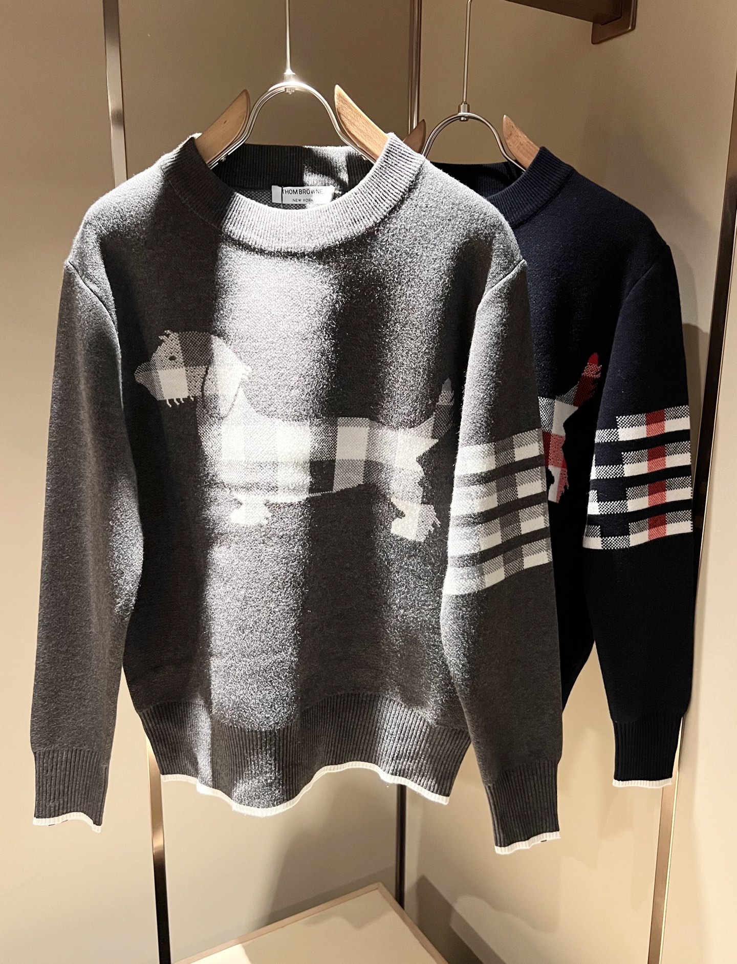 NO:599403,ThomBrow*e's 2025 autumn and winter new knitted wool sweater for men and women, this year's new counter product, super soft wool fabric for men and women!  A fashionable and versatile model for the city, it is sure to be super popular this year. It is a must-have artifact for autumn and winter. It has a unique texture and a soft and smooth feel. It is not a product that can be compared with ordinary fabrics. Regular knitted wool fabric design, crocheted with classic iconic stripe design!  A rare model that can only be found. Very attractive design, liningless inseam binding technology, and very detailed. It is a model that requires a lot of attention to technology. Details determine the high-end. Minimalist design elements of the season, a must-have item for trendy men, perfect fit, highly recommended!  Size M-2XL.,,alexander wang19860909ThomBrow*e汤姆*朗2025秋冬新款男女同款针织羊毛衫,今年的专柜新品,男女同款超软羊毛面料！时尚都市百搭款,今年必定超火爆,秋冬必备神器,质感独特,手感柔嫩顺滑,不是一般面料所能对比的产品.常规的针织羊毛面料设计,钩织搭配经典标识性经典条纹设计！可遇不可求的款 非常极具魅力的设计,无里布内缝包边工艺,细节非常到位,要非常讲究技术的一款,细节决定高端.极简当季的设计元素,潮男必备单品,完美版型,强烈推荐！尺码M-2XL.,,alexander wang,Men's clothing