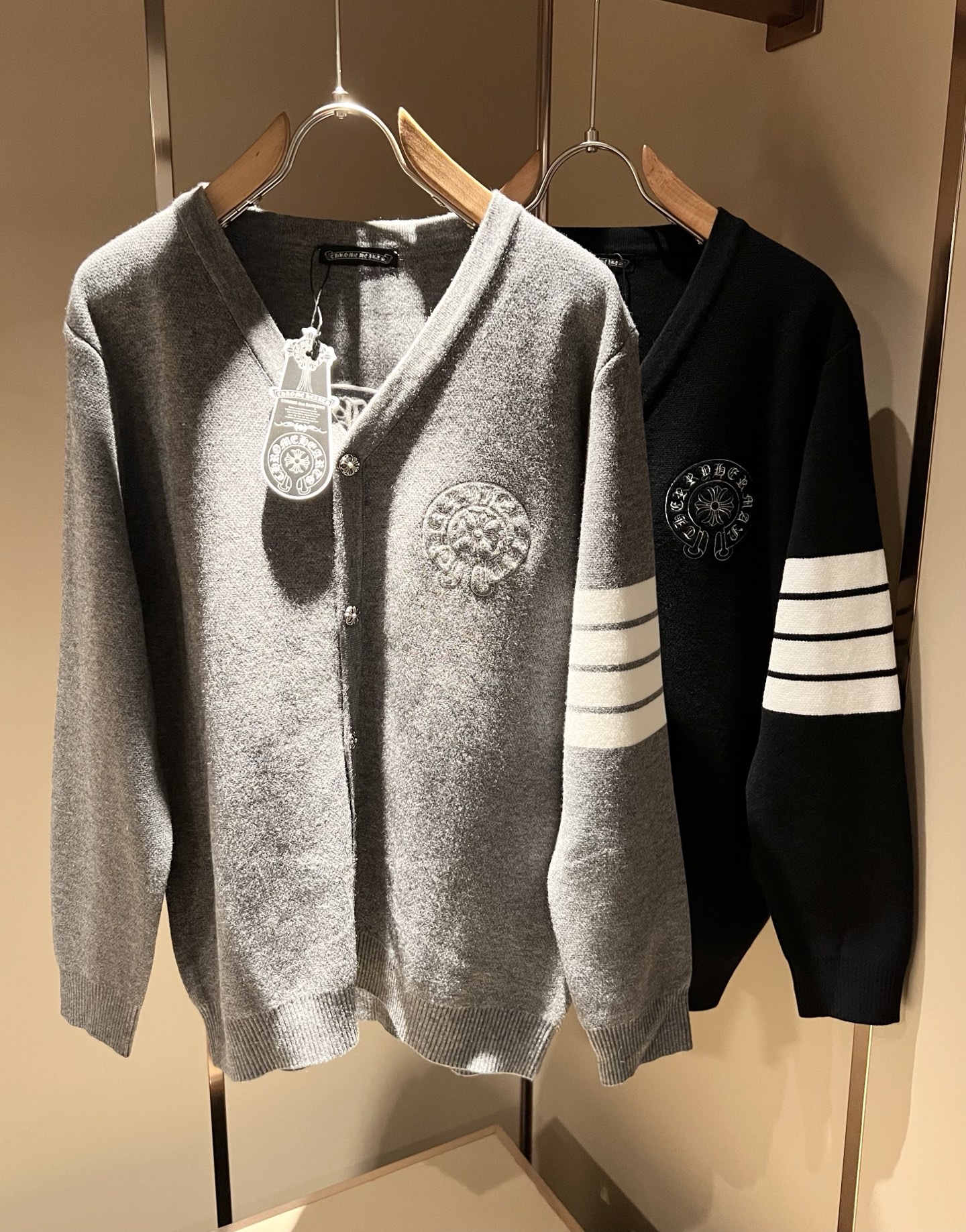 NO:599415,Chrome hear*s chrome hear*s 2025 autumn and winter new knitted cardigan for men and women, a high street jacket for men and women that you recognize from the bottom of your heart, and it will become more rare with the passage of time. The king of the trendy high street is the trendy brand chrome hear*s chrome hear*s. To be honest, wearing Chrome hear*s is very trendy. If it is also matched with a jacket, it will be trendy and trendy on the street. The logo design is embroidered on the chest!  It feels great in the hand, and wearing this kind of comfort can be said to be heaven on earth. Match it with the logo on the chest!  The upper body is really not picky, it has a very casual and chic taste, which enhances the sense of fashion and appearance, and this version is particularly easy to match with various types of pants. It is easy to identify, has sufficient toughness, is not easy to wear, and the details and craftsmanship are very good. Size M-2XL,,chrome hearts,chrome hearts,jackets & coats,jackets & coats,alexander wang19860909Chrome hear*s克*心 2025秋冬新款男女同款针织开衫,男女同款一款让你从心底认可的高街夹克外套,并且经过时间的推移而让你更加珍稀,潮流的高街之王,那就是潮牌chrome hear*s克*心,穿克罗心的实话讲很潮了,如果连夹克也一起搭配,那就是潮爆了,潮爆街头没话说.胸前刺绣logo设计！手感一绝,这种舒适感穿在身上,可以说是人间天堂了.搭配胸前logo修饰！上身真心不挑人,休闲潇洒的味道特别足,提升时尚感和颜值,并且这样的版型特别好搭配各种类型的裤子,辨识度就在哪里,韧性足,不易磨损,细节工艺非常到位.尺码M-2XL,,chrome hearts,chrome hearts,jackets & coats,jackets & coats,alexander wang,Men's clothing