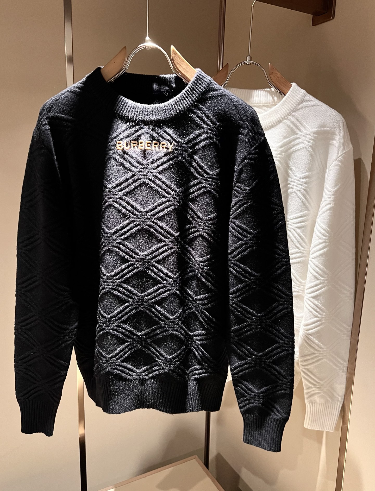 NO:599429,Bur*erry 2025 autumn and winter new knitted woolen sweater, the brand's classic design elements!  It’s neither monotonous nor complicated, just the right amount to show off your taste!  Chest embroidery logo design!  Customized wool fabrics for customers!  Comfortable and breathable are not a problem at all, and the unique luxury feel of the fabric presents a simple and elegant temperament!  Every detail is in sync with high-end fashion. Sizes: M-3XL, burberry, alexander wang19860909Bur*erry 巴*莉 2025秋冬新款针织羊毛衫,品牌经典设计元素！既不单调也不复杂,恰到好处的展现品味！胸前刺绣logo图案设计！客供定制羊毛面料！舒适透气根本不在话下,面料独具的高奢感呈现简约优雅气质！每一处细节都是与高端时尚同步的体现.尺码:M-3XL,,burberry,alexander wang,Men's clothing